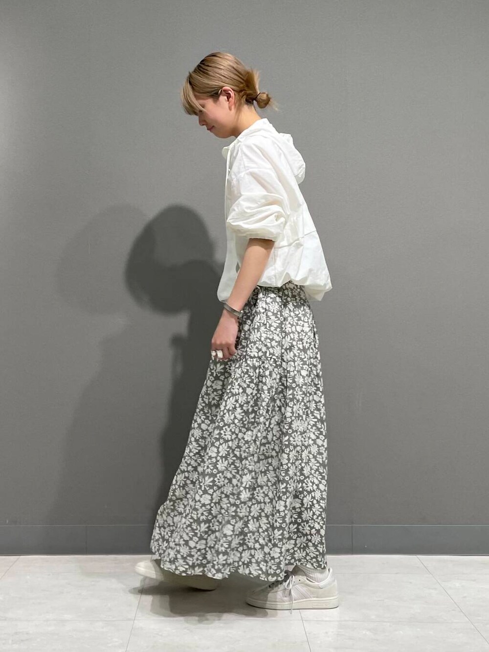 「アーバンリサーチ、スニーカーコーデ、アーバンリサーチドアーズ、doors、ドアーズ、160cm、骨格ナチュラル」｜「URBAN RESEARCH DOORSの撥水アノラックパーカー（パーカー、ホワイト系）」を使った、tskyuunaさん（レディース・160cm）の春コーディネートの7枚目の写真
