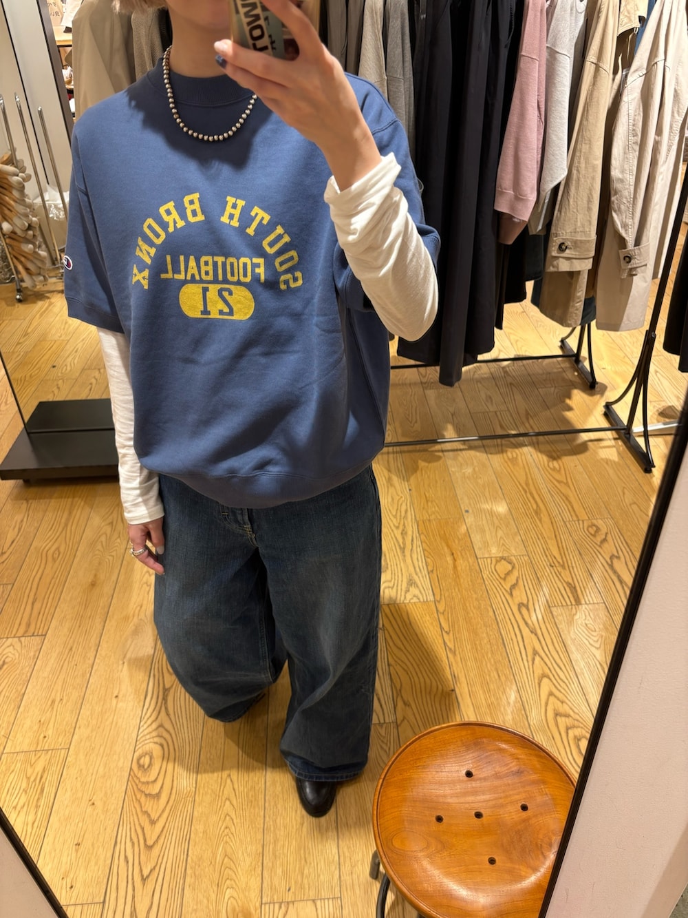 ブルー系のデニムパンツ、ブルー系のスウェットを着用したレディースの春コーディネートの2枚目の写真