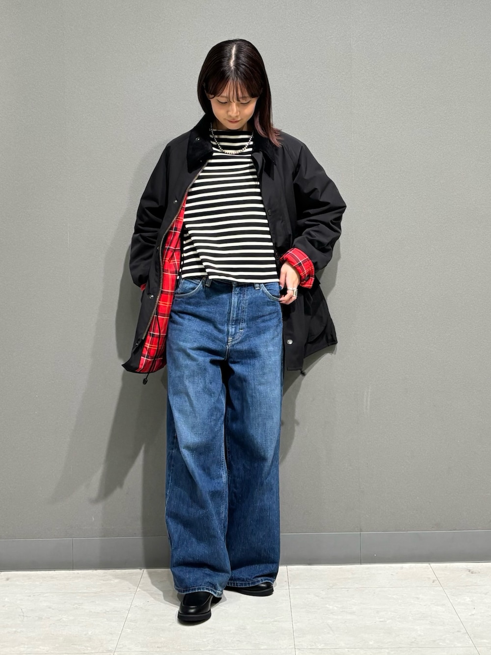 ブラック系のその他アウター、ブラック系のTシャツ/カットソー、ブルー系のデニムパンツを着用したレディースの秋コーディネートの6枚目の写真