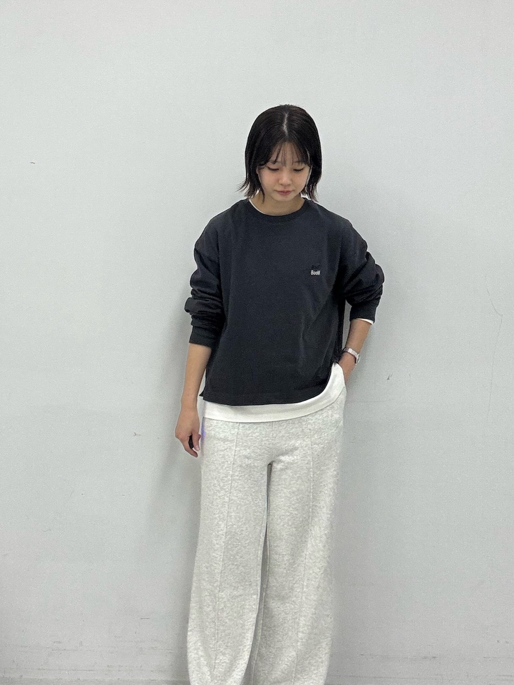 グレー系のTシャツ/カットソー、ホワイト系のその他パンツを着用したレディースの秋コーディネートの4枚目の写真