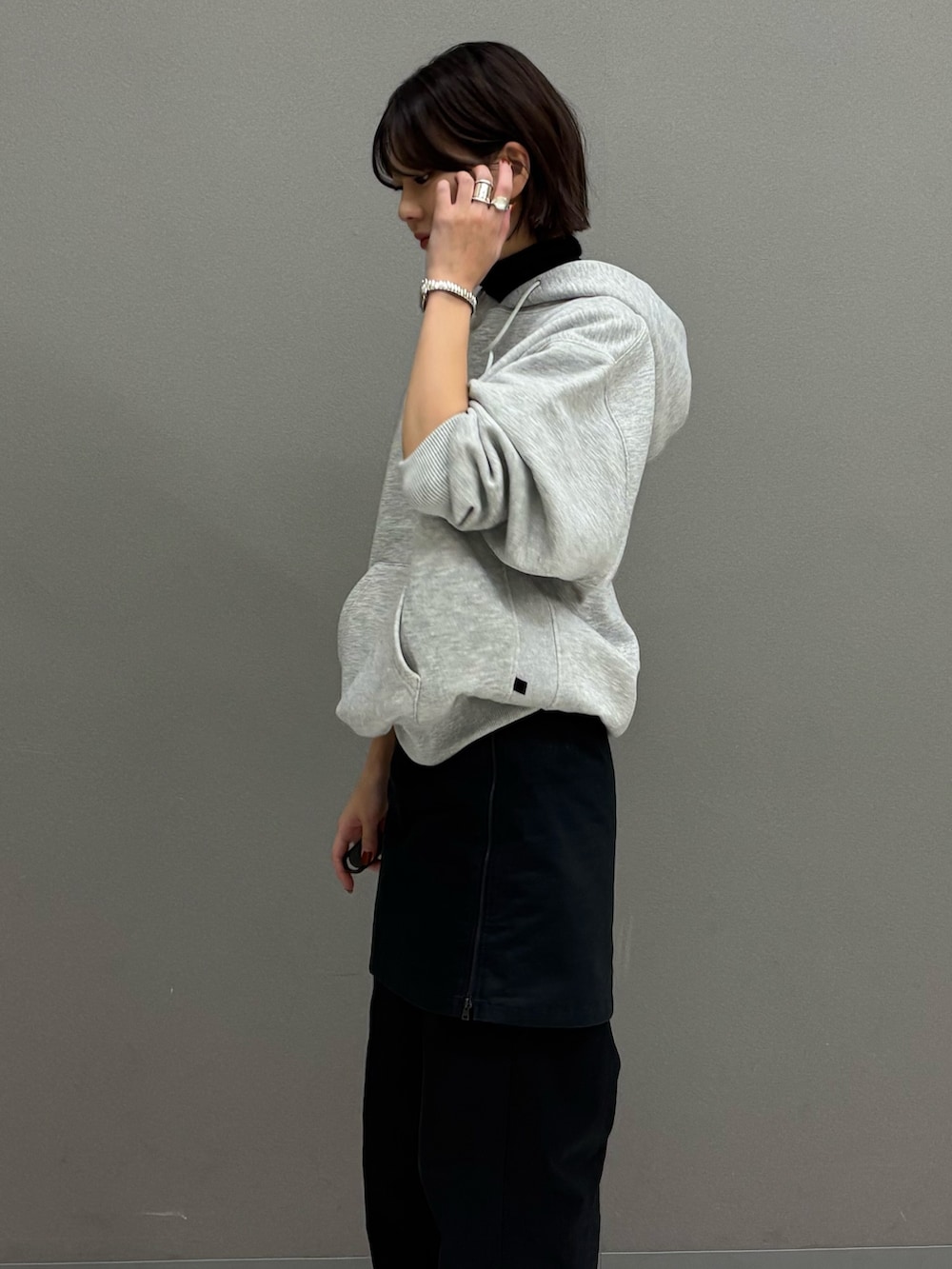 グレー系のパーカー、ブラック系のジャケット/アウターを着用したレディースの冬コーディネートの6枚目の写真