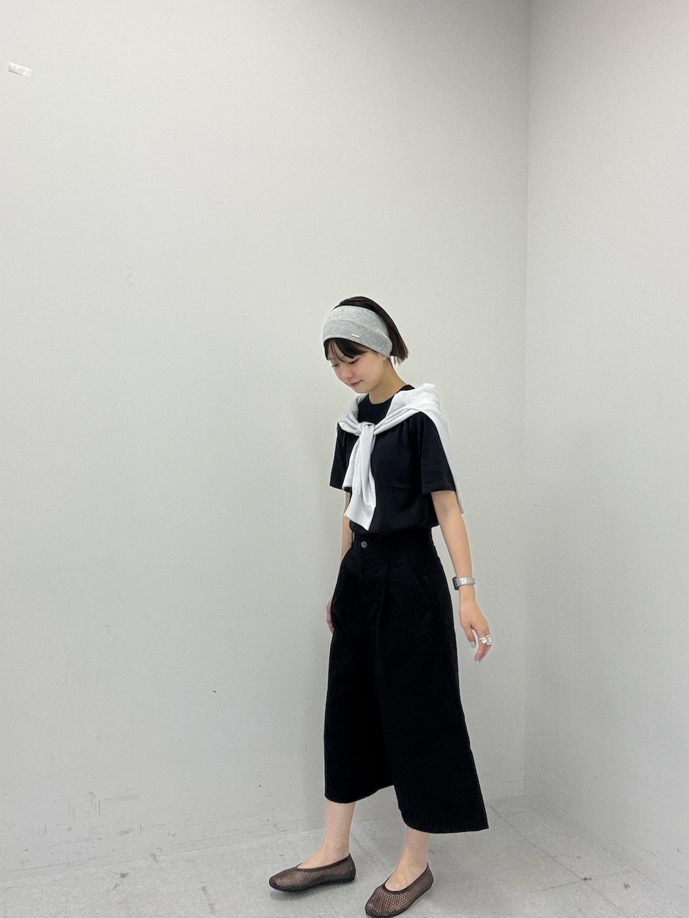 グレー系のカーディガン/ボレロ、ブラック系のTシャツ/カットソーを着用したレディースの夏コーディネートの2枚目の写真