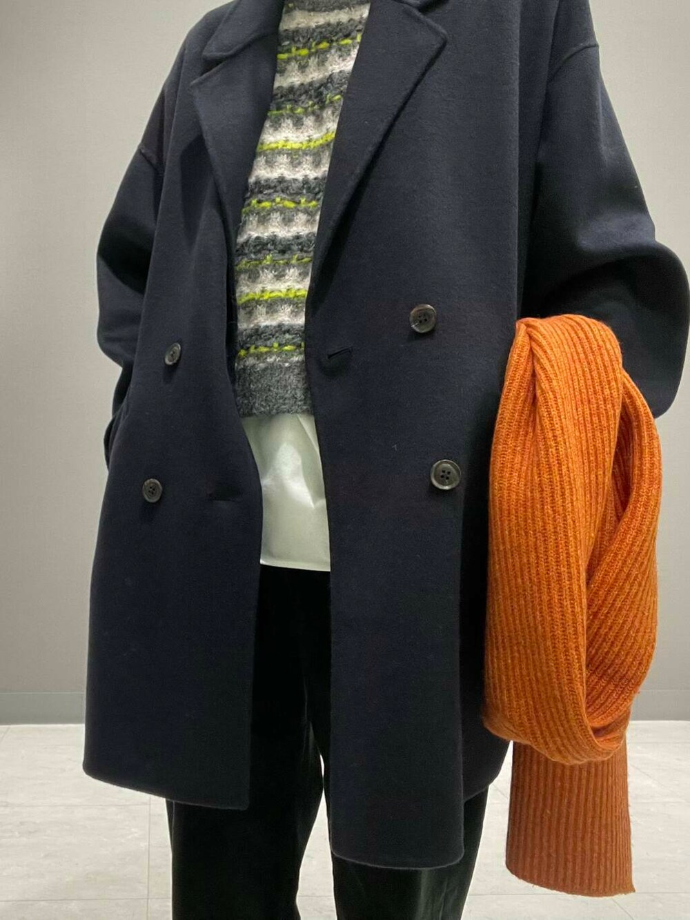 ブルー系のその他アウター、ブラック系のその他パンツ、グレー系のベストを着用したレディースの秋コーディネートの2枚目の写真