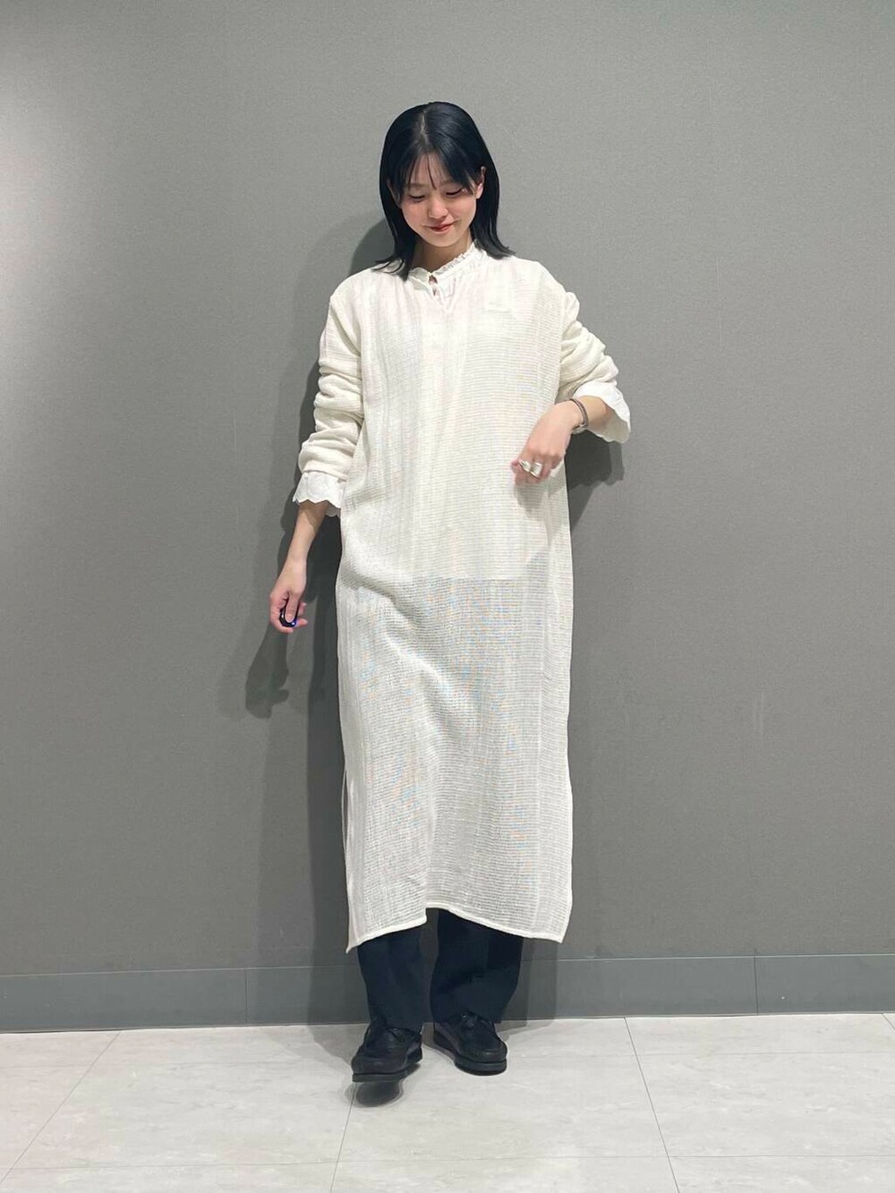 「アーバンリサーチ、カジュアルコーデ、アーバンリサーチドアーズ、newarrival、doors、20代、ドアーズ、160cm、ミディアムヘア、骨格ナチュラル」｜「URBAN RESEARCH DOORSのスカラップスリーブギャザーブラウス（シャツ/ブラウス、ホワイト系）」を使った、tskyuunaさん（レディース・160cm）の春コーディネートの3枚目の写真