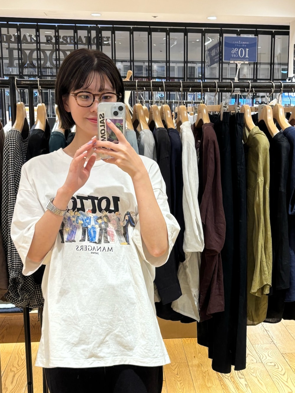 ホワイト系のTシャツ/カットソー、ブラック系のその他パンツを着用したレディースの夏コーディネートの2枚目の写真