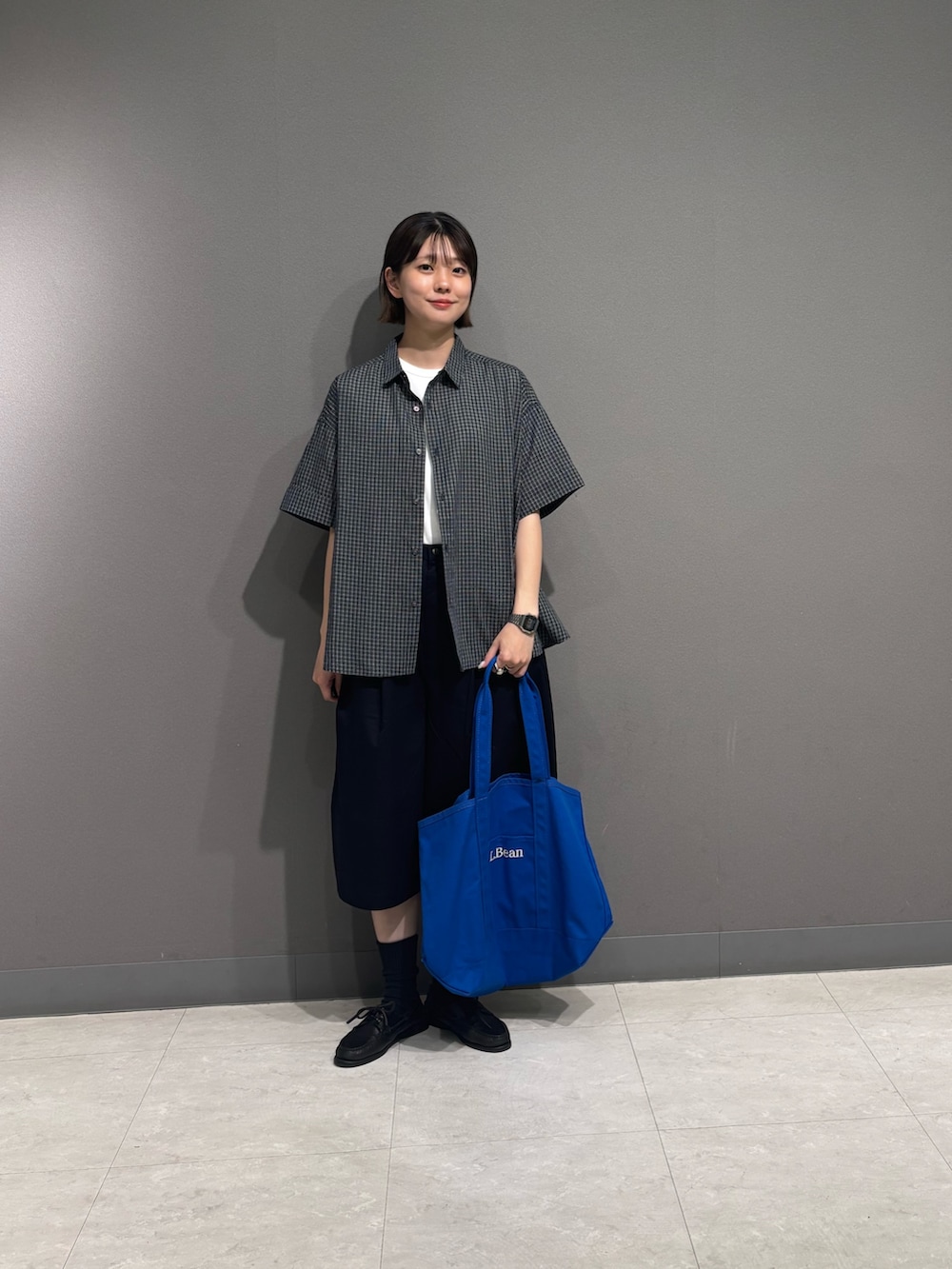 ブルー系のシャツ/ブラウス、ブラック系のその他パンツ、ブルー系のトートバッグを着用したレディースの夏コーディネートの2枚目の写真