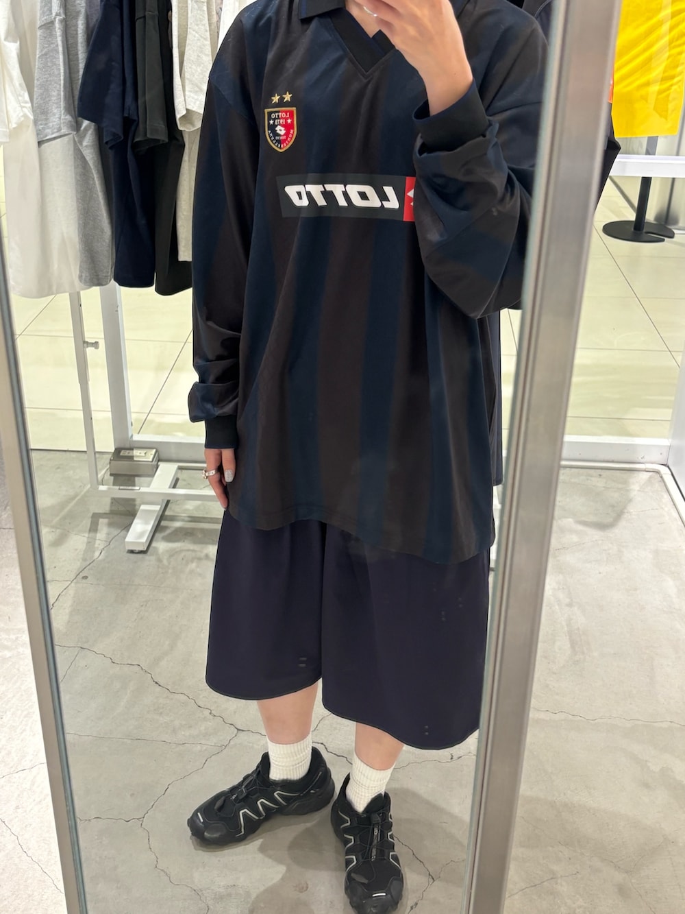 ブルー系のその他パンツ、ブラック系のTシャツ/カットソーを着用したレディースの夏コーディネートの2枚目の写真