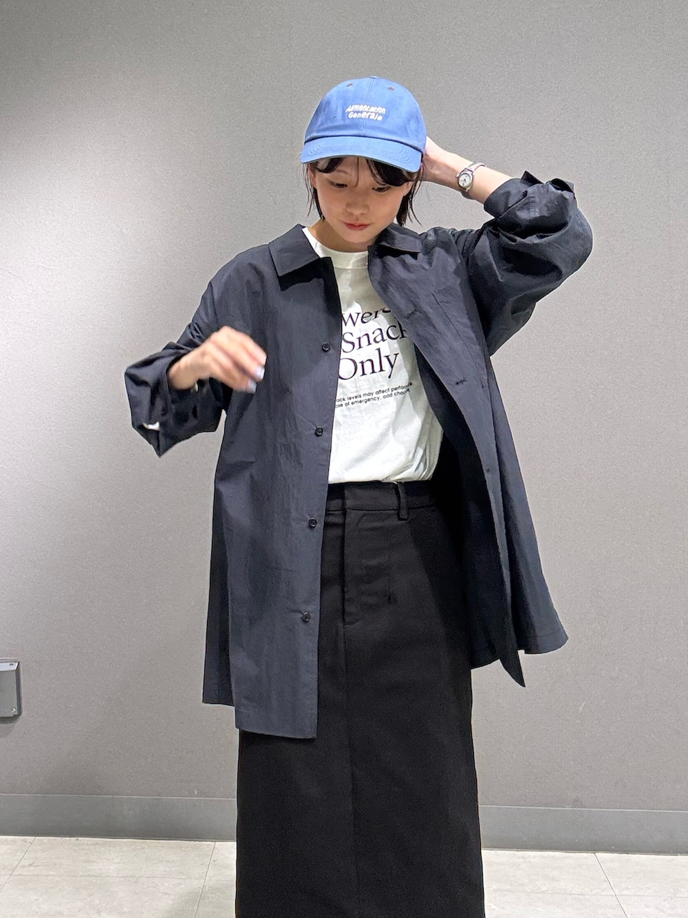 グレー系のシャツ/ブラウス、ホワイト系のTシャツ/カットソー、ブラック系のスカートを着用したレディースの夏コーディネートの4枚目の写真