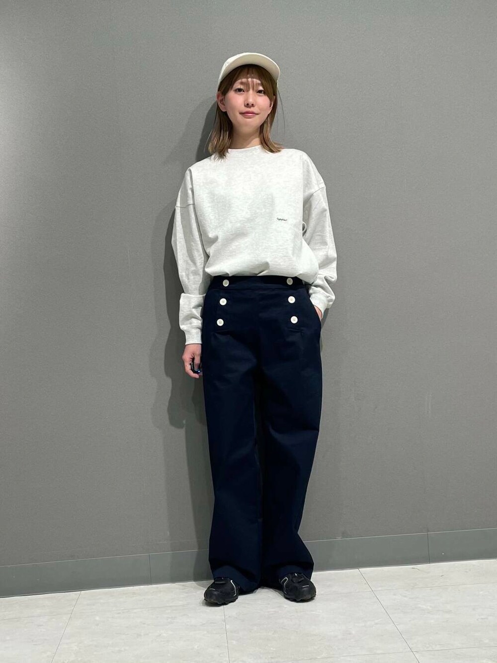 「アーバンリサーチ、カジュアルコーデ、スニーカーコーデ、アーバンリサーチドアーズ、doors、20代、ドアーズ、パンツコーデ、160cm、ミディアムヘア、骨格ナチュラル、ベーシックアイテムで作る最旬コーデ、骨格ナチュラル×カジュアル」｜「URBAN RESEARCH DOORSのツイルキャップ（キャップ、ホワイト系）」を使った、tskyuunaさん（レディース・160cm）の冬コーディネートの6枚目の写真