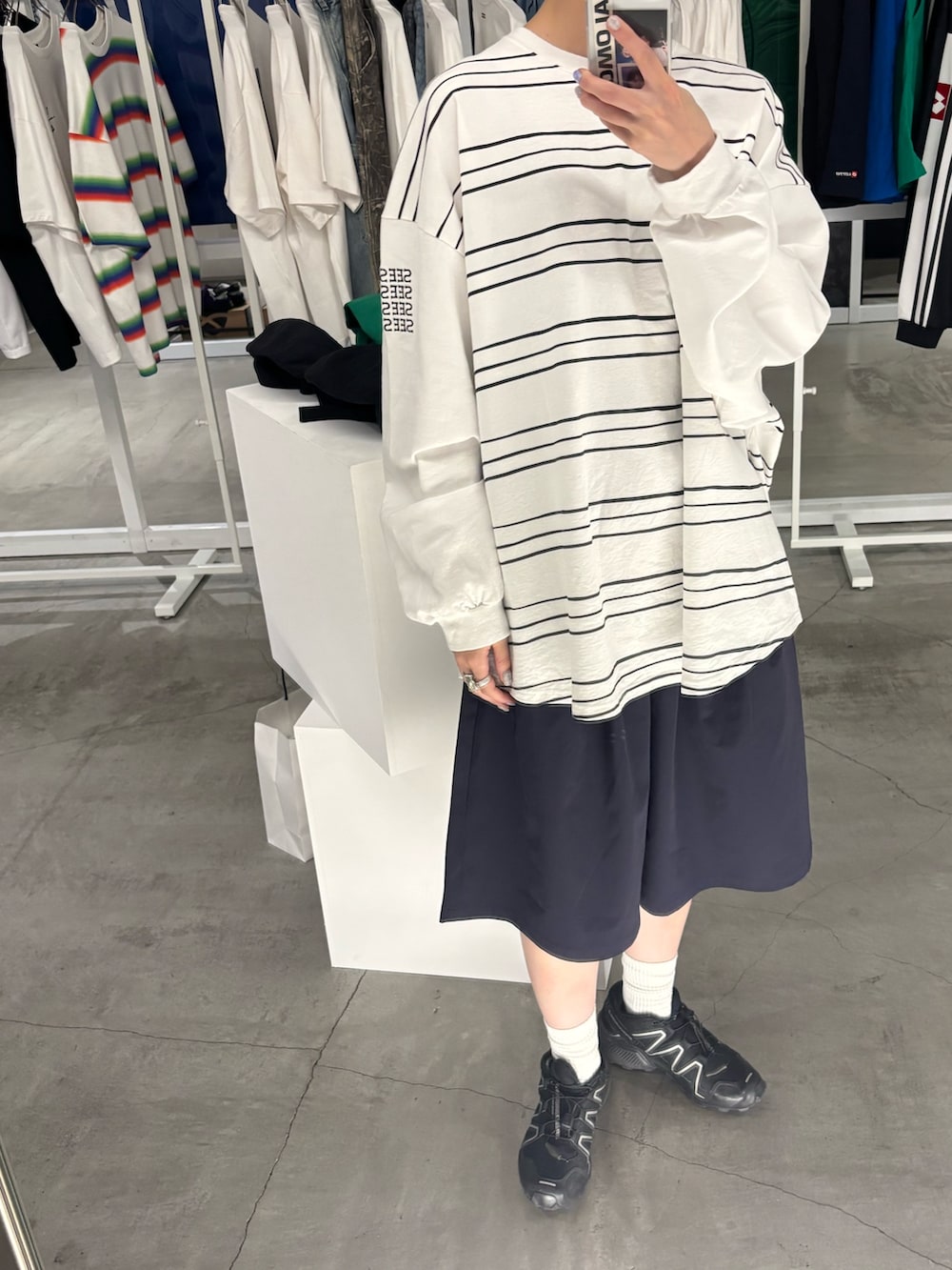ホワイト系のTシャツ/カットソー、ブルー系のその他パンツを着用したレディースの秋コーディネートの3枚目の写真