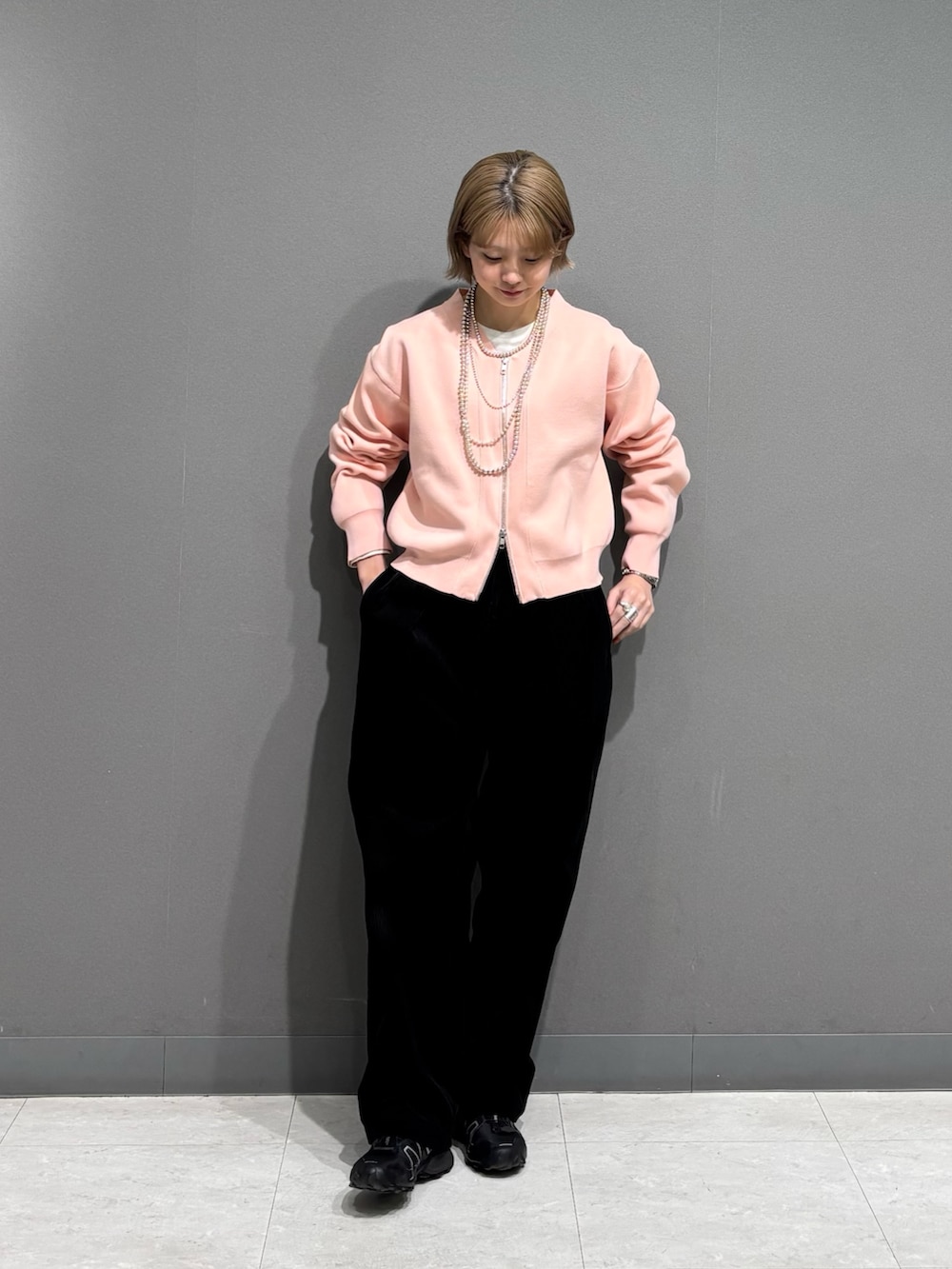 ピンク系のカーディガン/ボレロ、ホワイト系のTシャツ/カットソーを着用したレディースの冬コーディネートの2枚目の写真