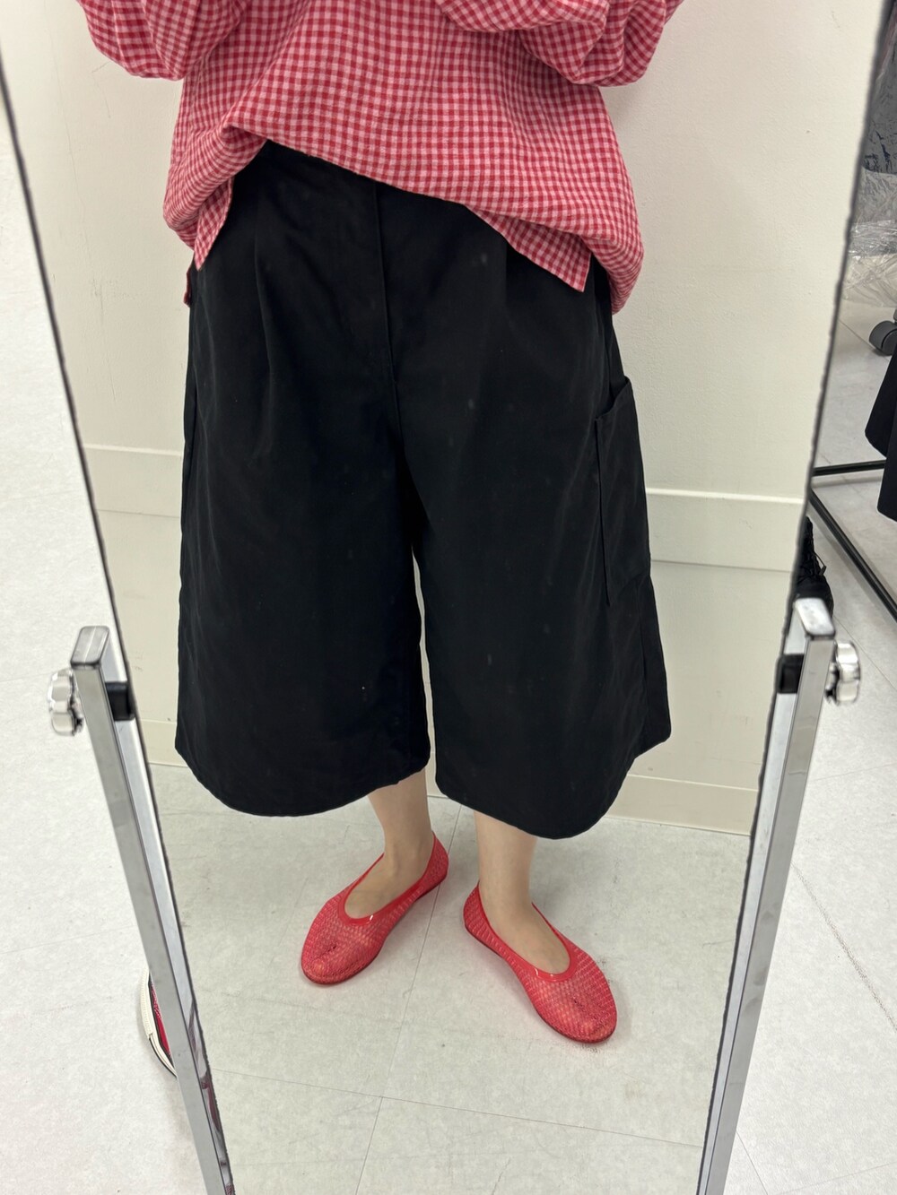 ピンク系のシャツ/ブラウス、ブラック系のその他パンツ、レッド系のバレエシューズを着用したレディースの夏コーディネートの7枚目の写真