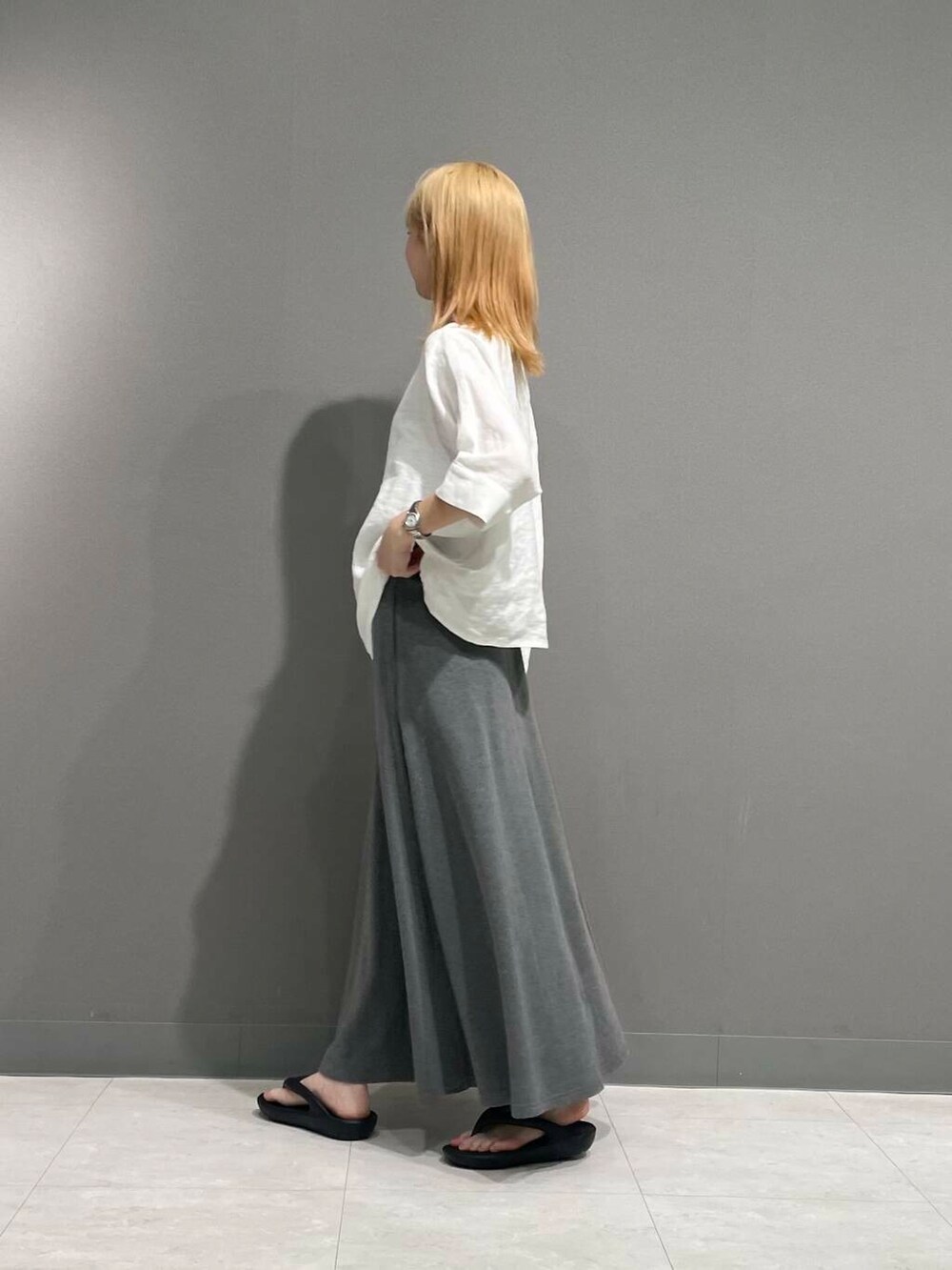 グレー系のスカート、ホワイト系のシャツ/ブラウスを着用したレディースの春コーディネートの4枚目の写真