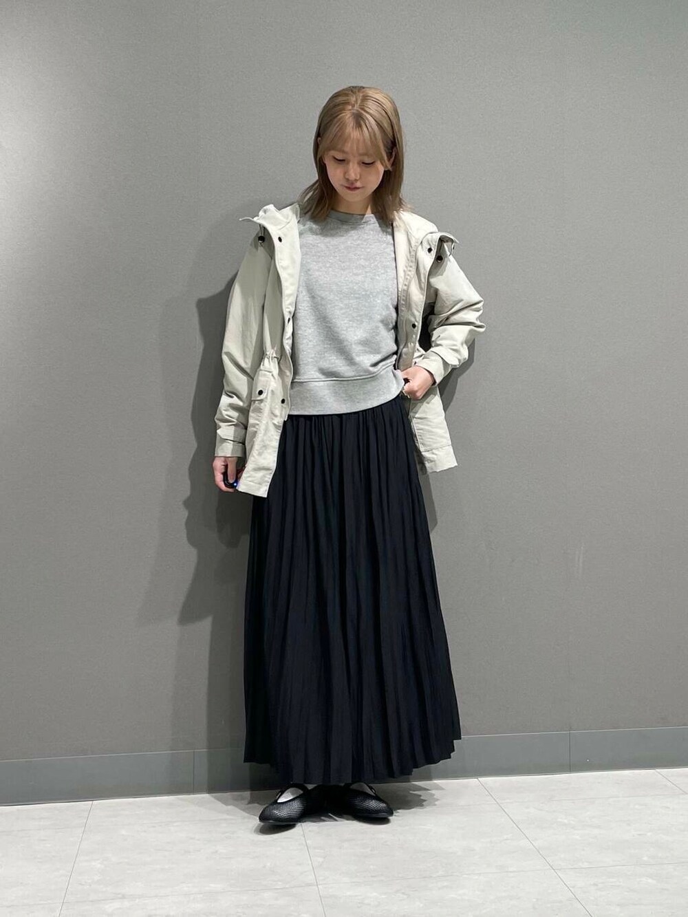 グレー系のTシャツ/カットソー、ベージュ系のマウンテンパーカーを着用したレディースの春コーディネートの2枚目の写真