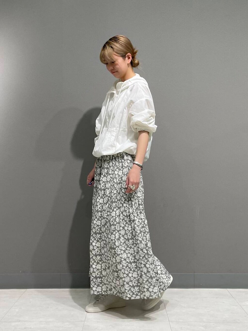 「アーバンリサーチ、スニーカーコーデ、アーバンリサーチドアーズ、doors、ドアーズ、160cm、骨格ナチュラル」｜「URBAN RESEARCH DOORSの撥水アノラックパーカー（パーカー、ホワイト系）」を使った、tskyuunaさん（レディース・160cm）の春コーディネートの6枚目の写真