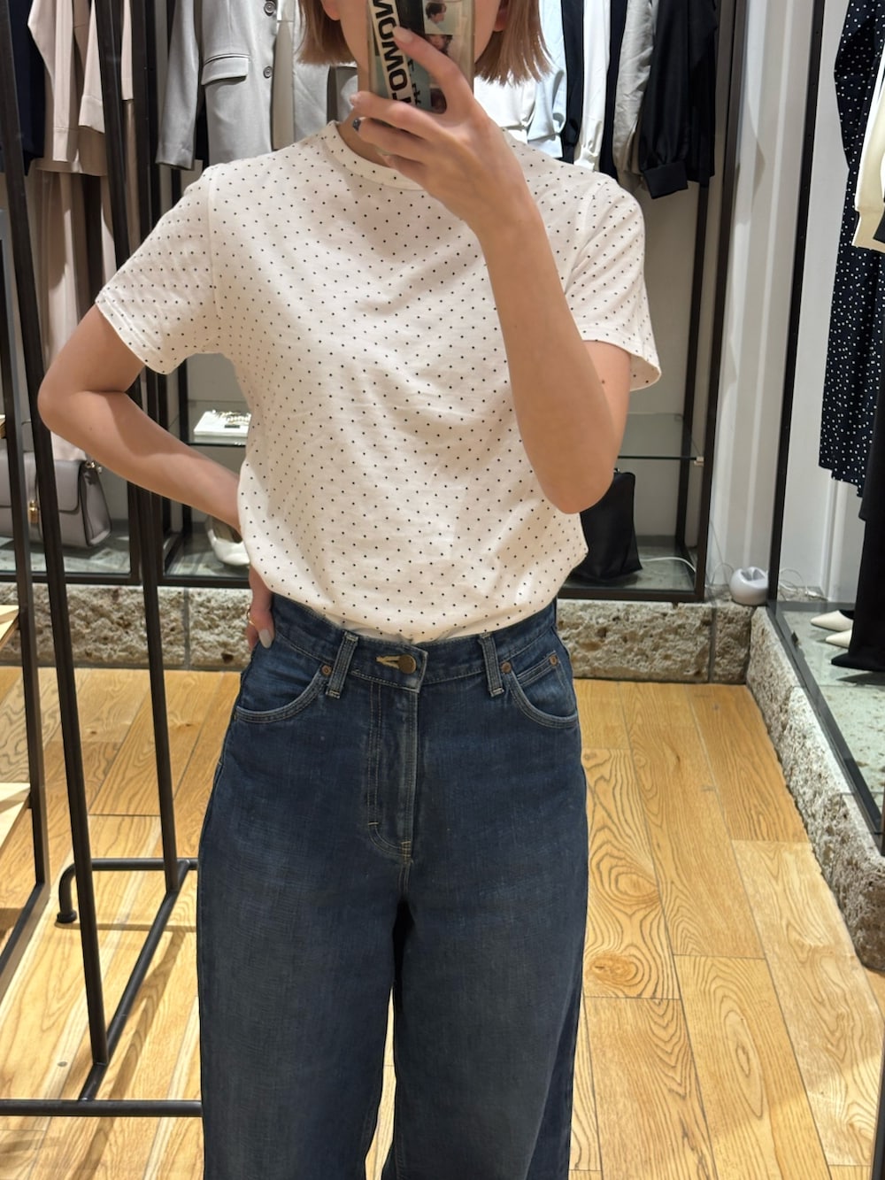 ホワイト系のTシャツ/カットソーを着用したレディースの春コーディネートの2枚目の写真