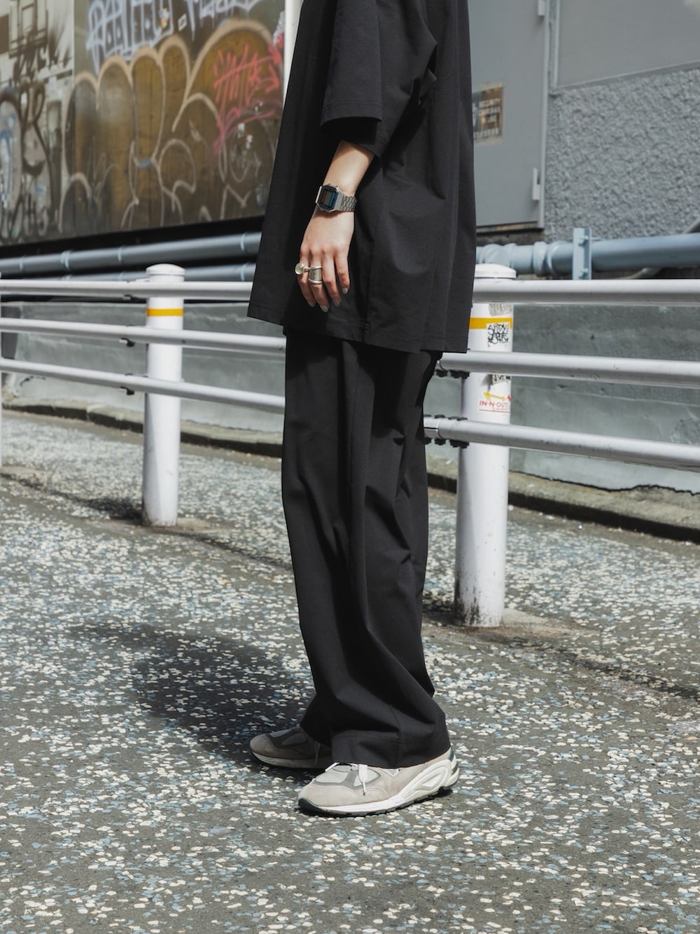 ブラック系のTシャツ/カットソー、ブラック系のその他パンツを着用したレディースの夏コーディネートの3枚目の写真