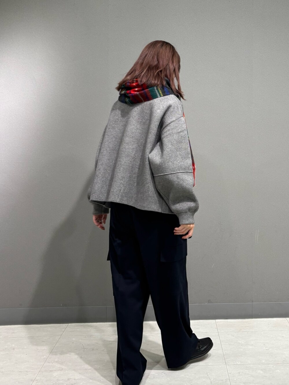 グレー系のその他パンツ、グリーン系のニット/セーター、ベージュ系のショルダーバッグを着用したレディースの秋コーディネートの4枚目の写真