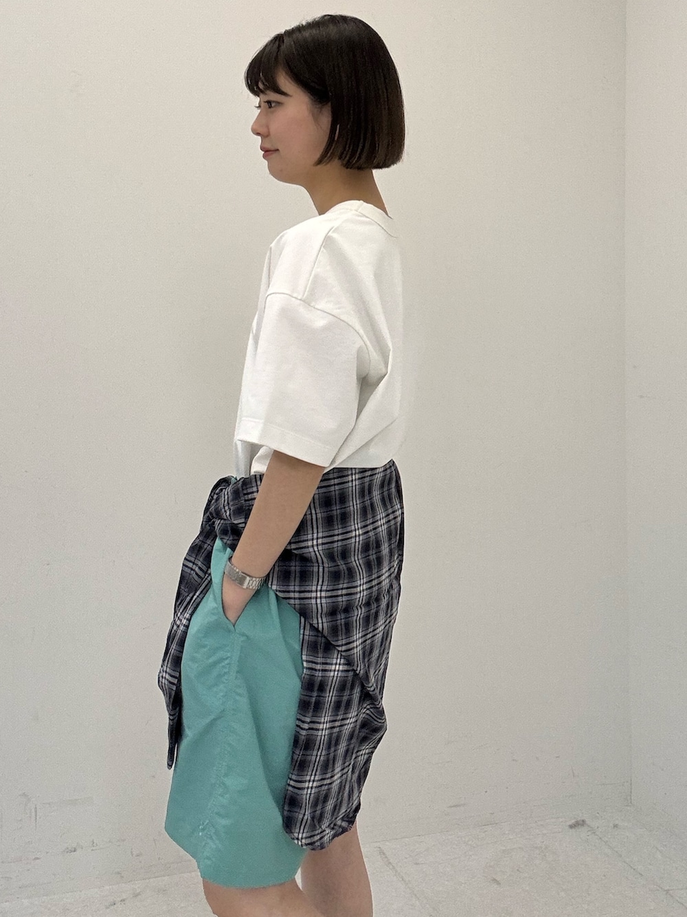 ブラック系のシャツ/ブラウス、ホワイト系のTシャツ/カットソー、グリーン系のその他パンツを着用したレディースの夏コーディネートの3枚目の写真