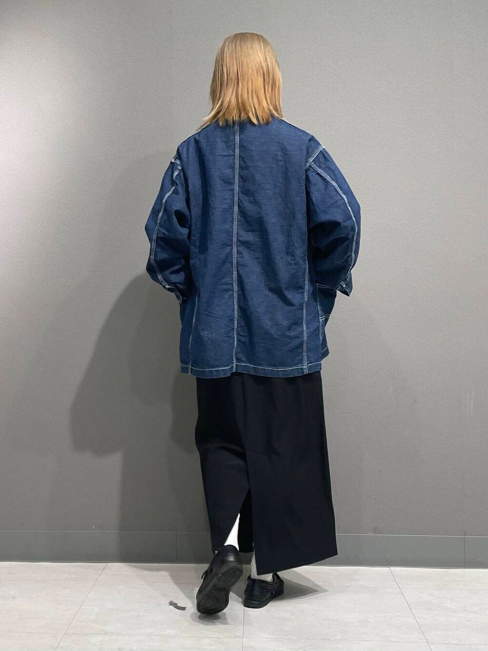 ブルー系のカバーオールを着用したレディースの春コーディネートの3枚目の写真