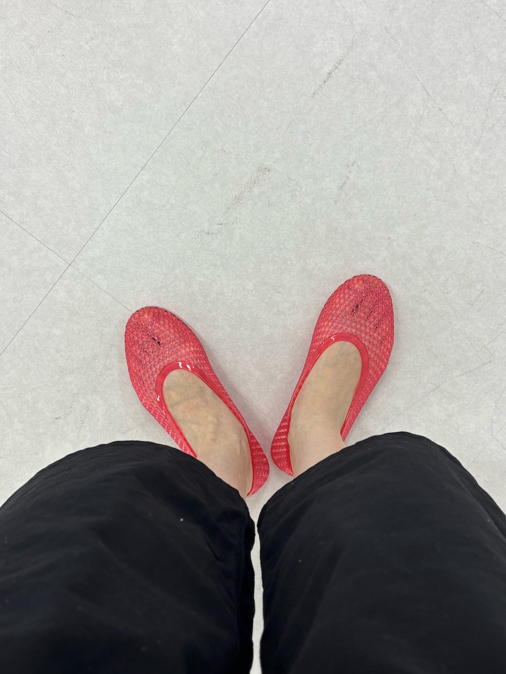 ピンク系のシャツ/ブラウス、ブラック系のその他パンツ、レッド系のバレエシューズを着用したレディースの夏コーディネートの5枚目の写真