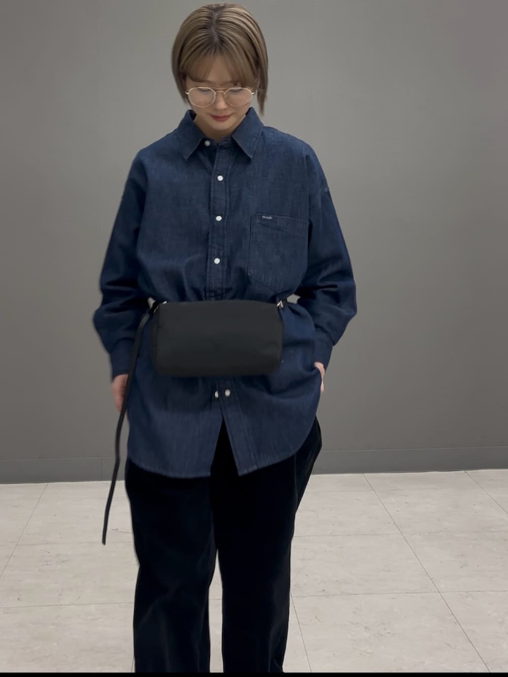 ブラック系のショルダーバッグ、ブルー系のシャツ/ブラウスを着用したレディースの冬コーディネートの2枚目の写真