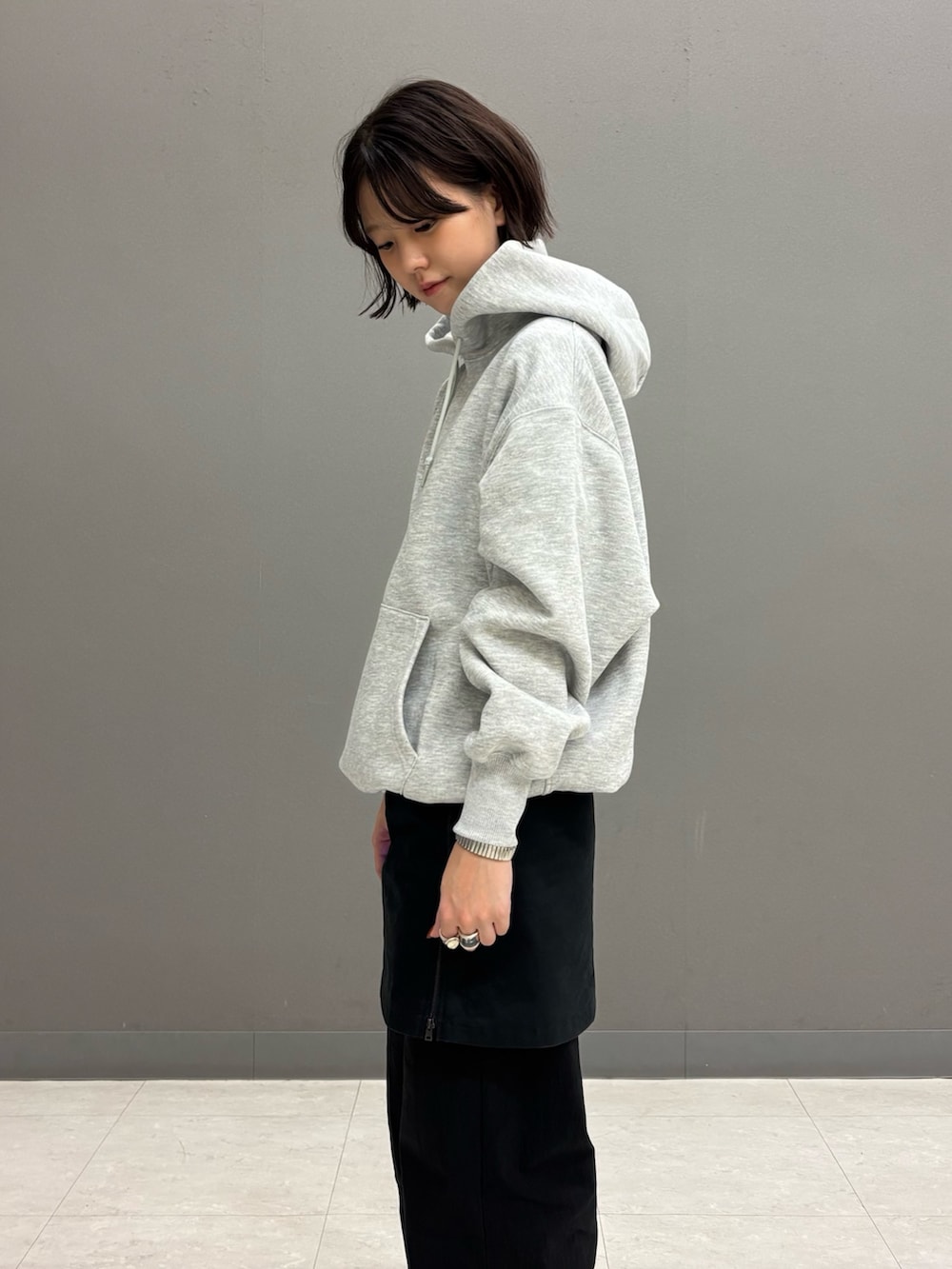 グレー系のパーカー、ブラック系のジャケット/アウターを着用したレディースの冬コーディネートの5枚目の写真