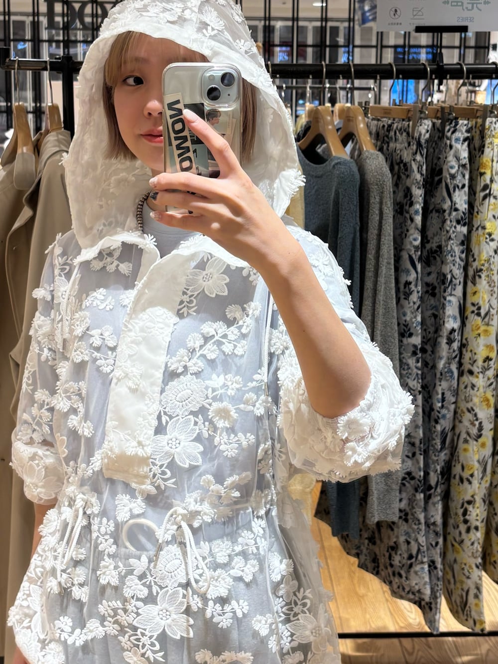 ブルー系のTシャツ/カットソー、グレー系のスウェットパンツ、ホワイト系のパーカーを着用したレディースの春コーディネートの2枚目の写真