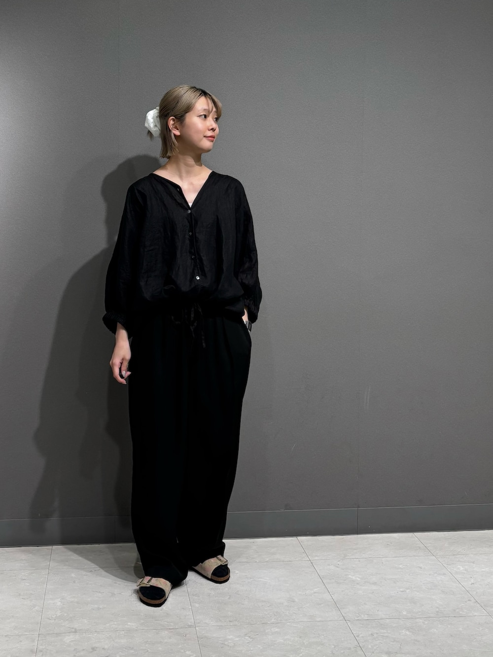 ブラック系のシャツ/ブラウス、ブラック系のその他パンツ、ベージュ系のサンダルを着用したレディースの春コーディネートの3枚目の写真