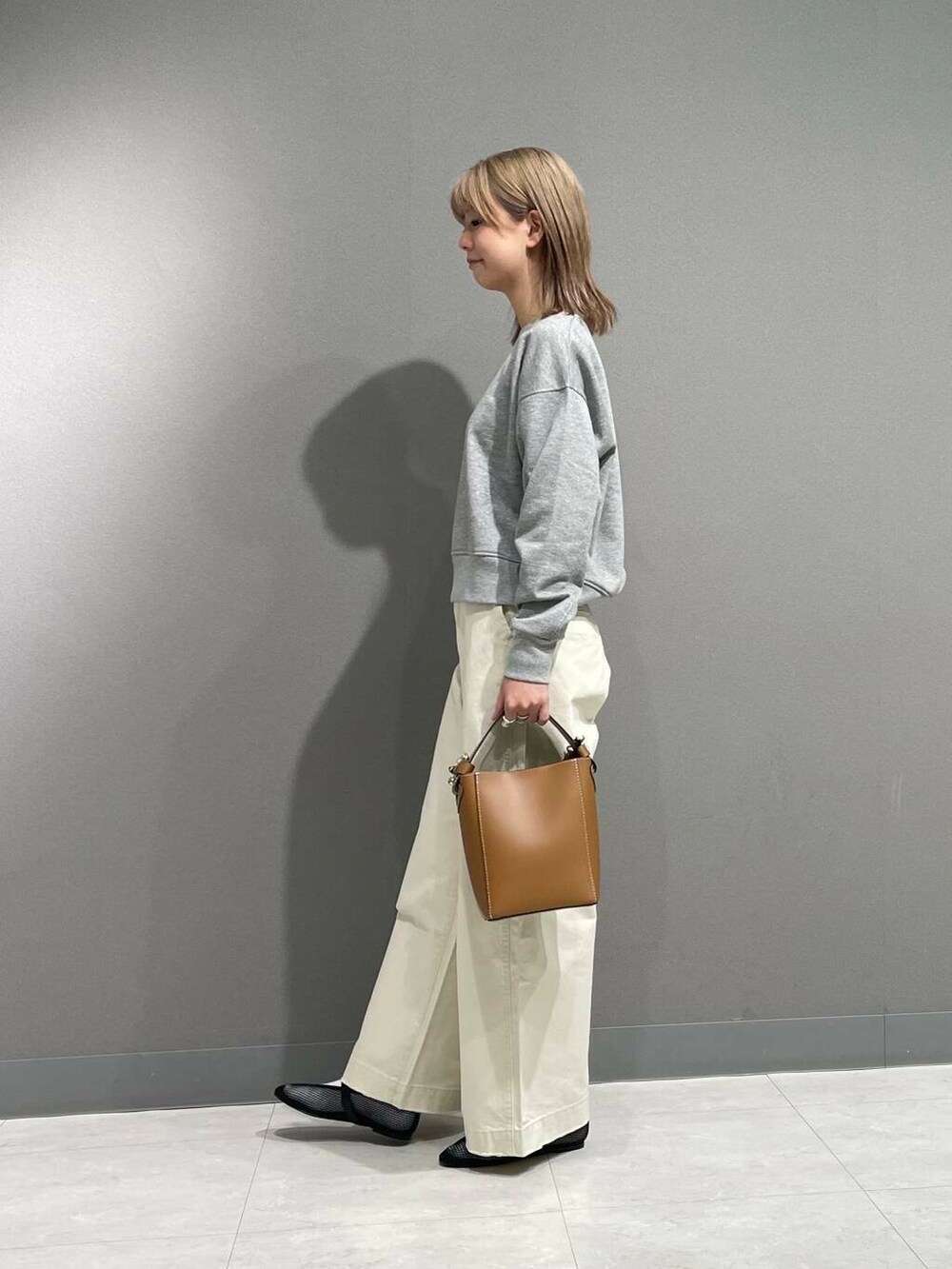 グレー系のTシャツ/カットソー、ホワイト系のその他パンツを着用したレディースの春コーディネートの5枚目の写真