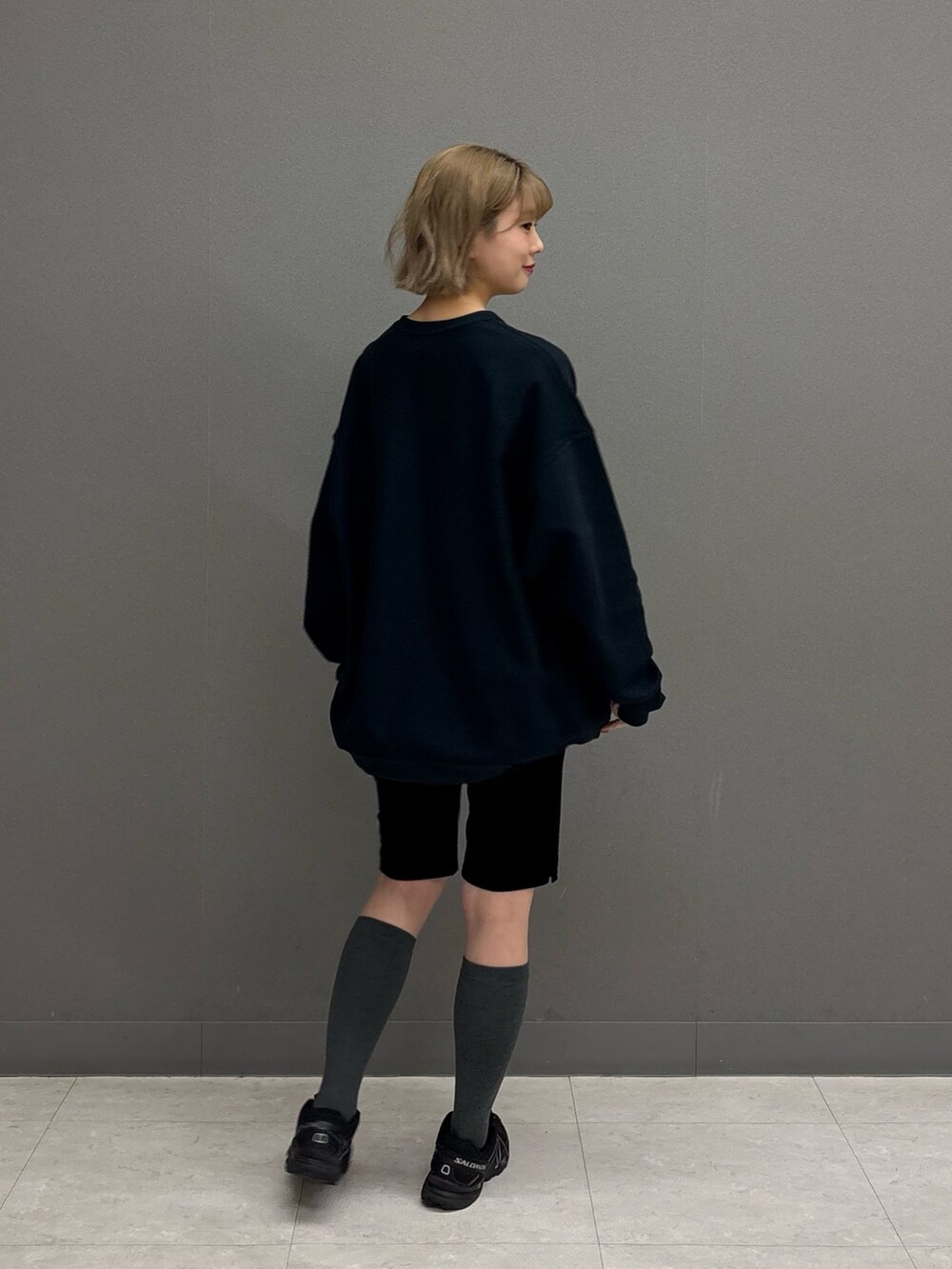 ブラック系のその他パンツ、ブルー系のスウェットを着用したレディースの冬コーディネートの2枚目の写真