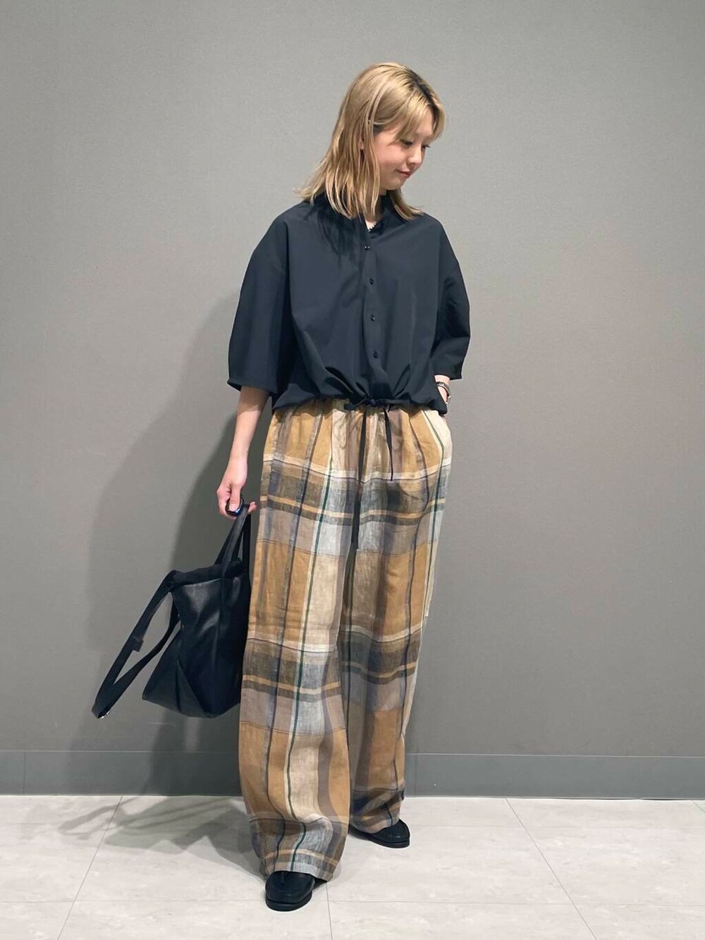 イエロー系のその他パンツ、ブラック系のショルダーバッグ、グレー系のシャツ/ブラウスを着用したレディースの春コーディネートの2枚目の写真