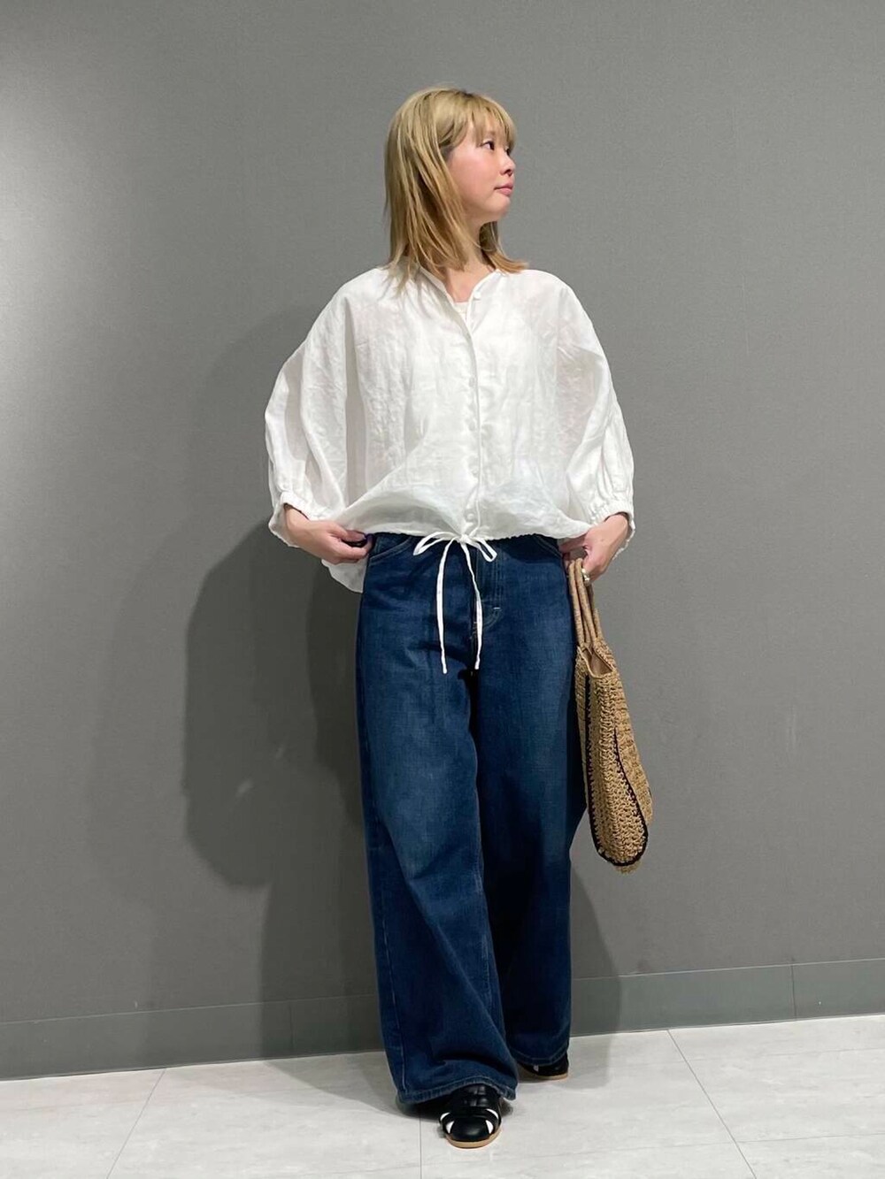 ブルー系のデニムパンツ、ホワイト系のシャツ/ブラウスを着用したレディースの春コーディネートの4枚目の写真