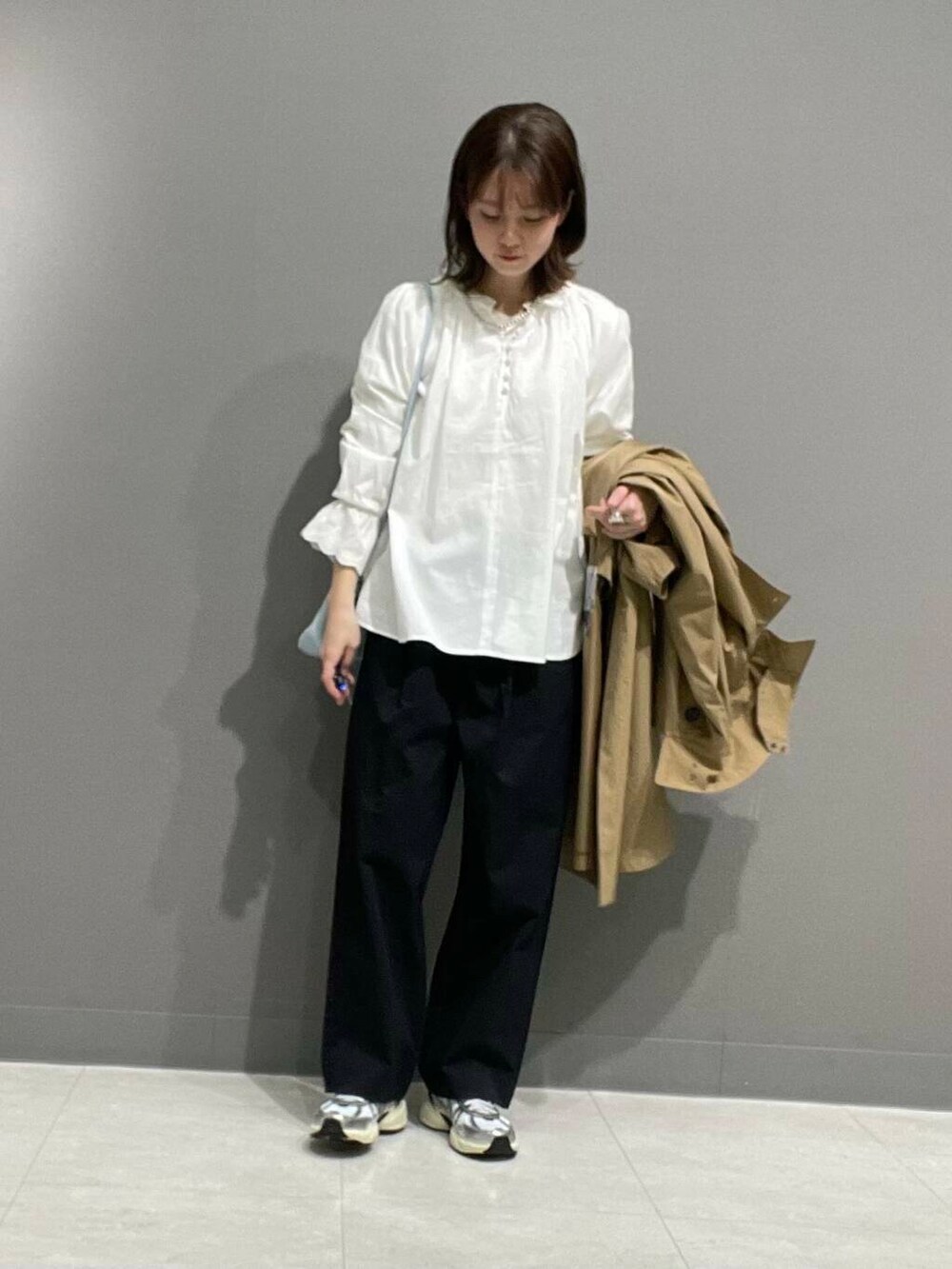 「アーバンリサーチ、カジュアルコーデ、NIKE、アーバンリサーチドアーズ、doors、20代、ドアーズ、パンツコーデ、160cm、ミディアムヘア、骨格ナチュラル、ベーシックアイテムで作る最旬コーデ」｜「NIKEのNIKE　V2Kラン（スニーカー、シルバー系）」を使った、tskyuunaさん（レディース・160cm）の冬コーディネートの5枚目の写真