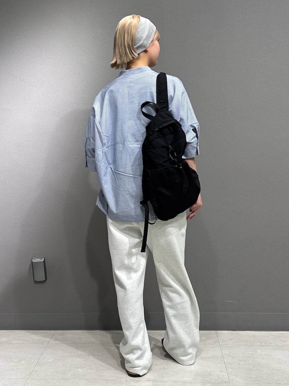 ブルー系のシャツ/ブラウス、グレー系のその他パンツ、その他のTシャツ/カットソーを着用したレディースの春コーディネートの3枚目の写真