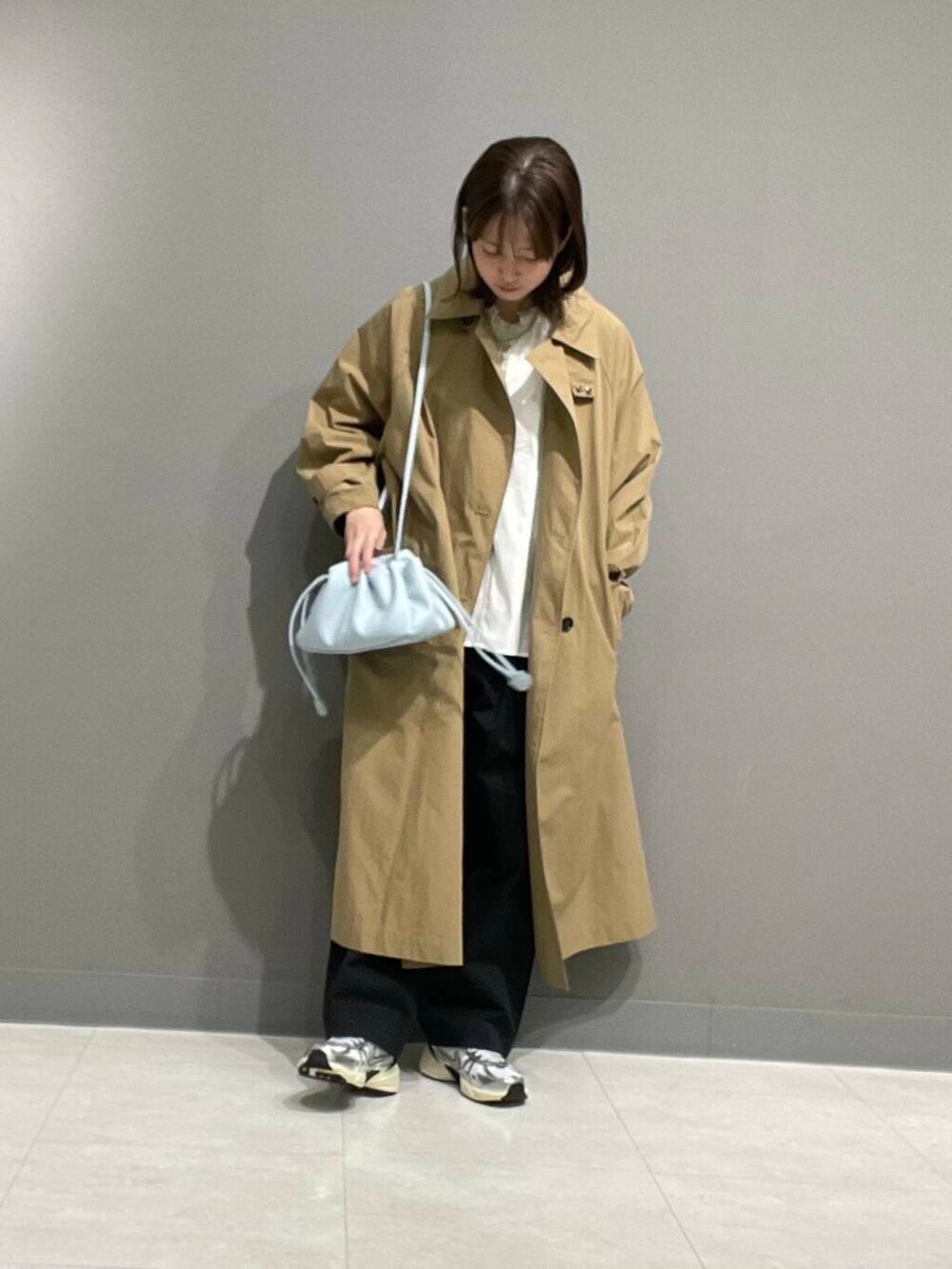 「アーバンリサーチ、カジュアルコーデ、NIKE、アーバンリサーチドアーズ、doors、20代、ドアーズ、パンツコーデ、160cm、ミディアムヘア、骨格ナチュラル、ベーシックアイテムで作る最旬コーデ」｜「NIKEのNIKE　V2Kラン（スニーカー、シルバー系）」を使った、tskyuunaさん（レディース・160cm）の冬コーディネートの4枚目の写真