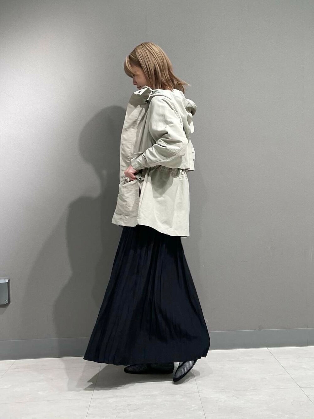 グレー系のTシャツ/カットソー、ベージュ系のマウンテンパーカーを着用したレディースの春コーディネートの4枚目の写真