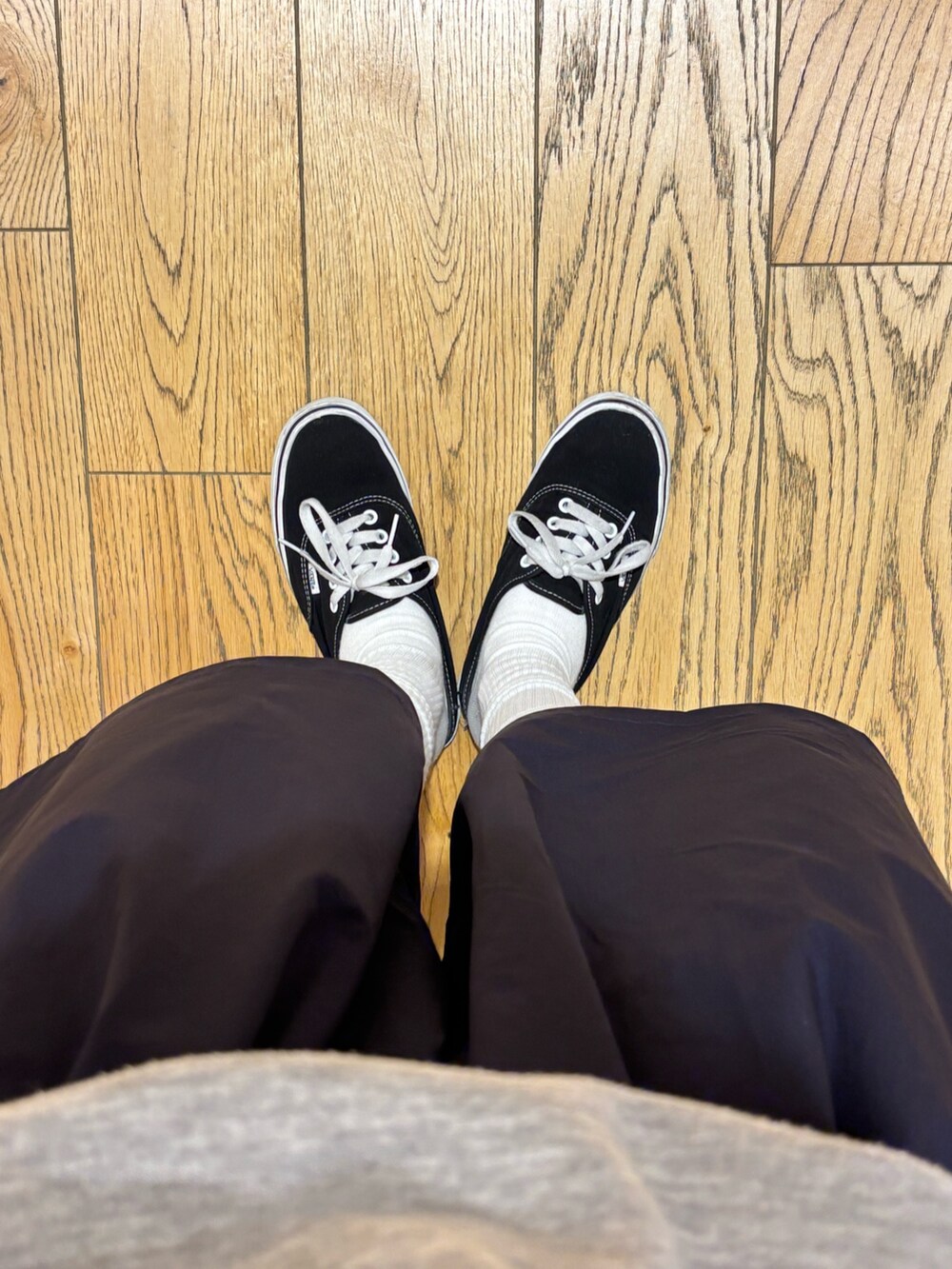 ブルー系のその他パンツ、グレー系のスウェットを着用したレディースの夏コーディネートの6枚目の写真