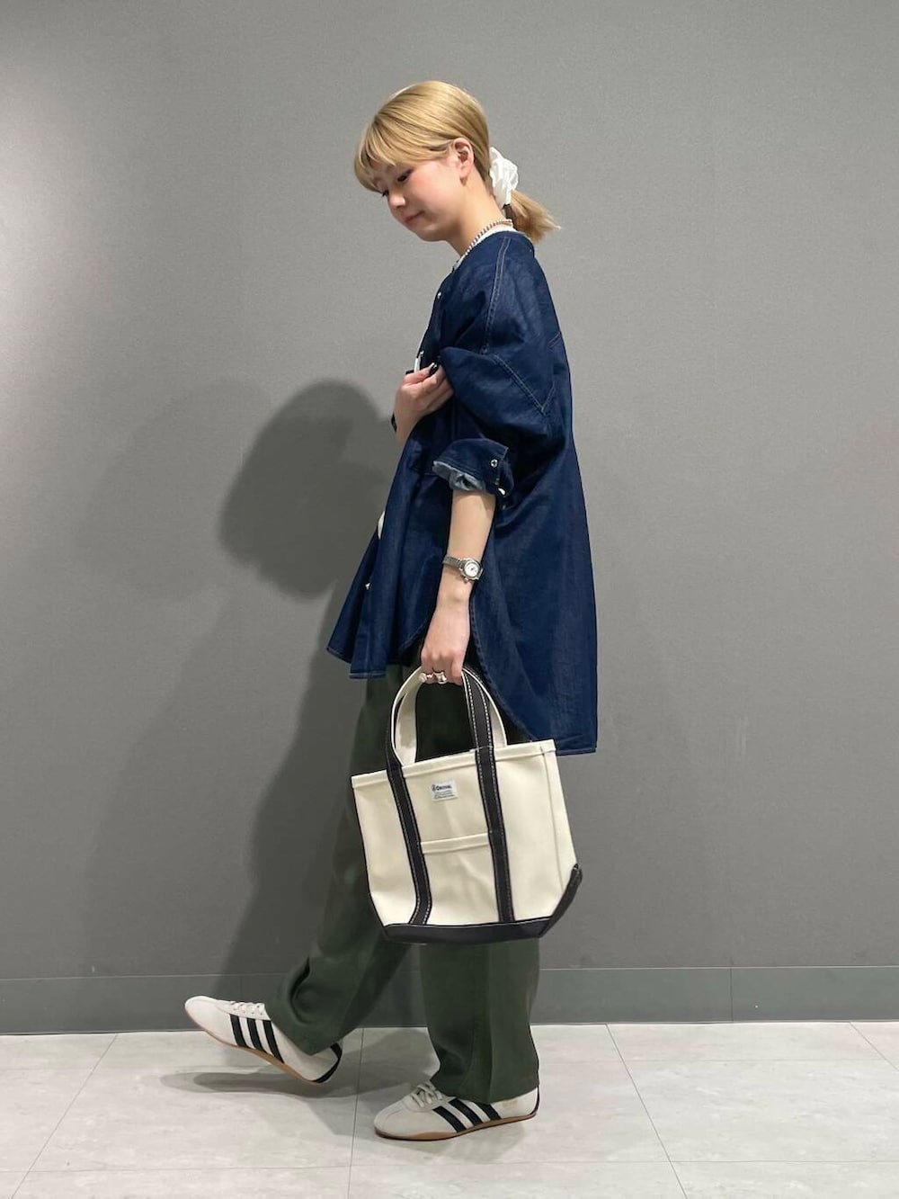 「アーバンリサーチ、カジュアルコーデ、スニーカーコーデ、アーバンリサーチドアーズ、デニムコーデ、doors、20代、ドアーズ、パンツコーデ、160cm、ミディアムヘア、骨格ナチュラル、ベーシックアイテムで作る最旬コーデ、骨格ナチュラル×カジュアル、私の推しデニムスタイル」｜「URBAN RESEARCHのdecor『デコール』　B Chou Chou（ヘアゴム、ホワイト系）」を使った、tskyuunaさん（レディース・160cm）の春コーディネートの4枚目の写真