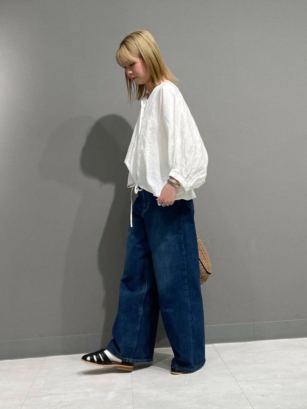 ブルー系のデニムパンツ、ホワイト系のシャツ/ブラウスを着用したレディースの春コーディネートの5枚目の写真