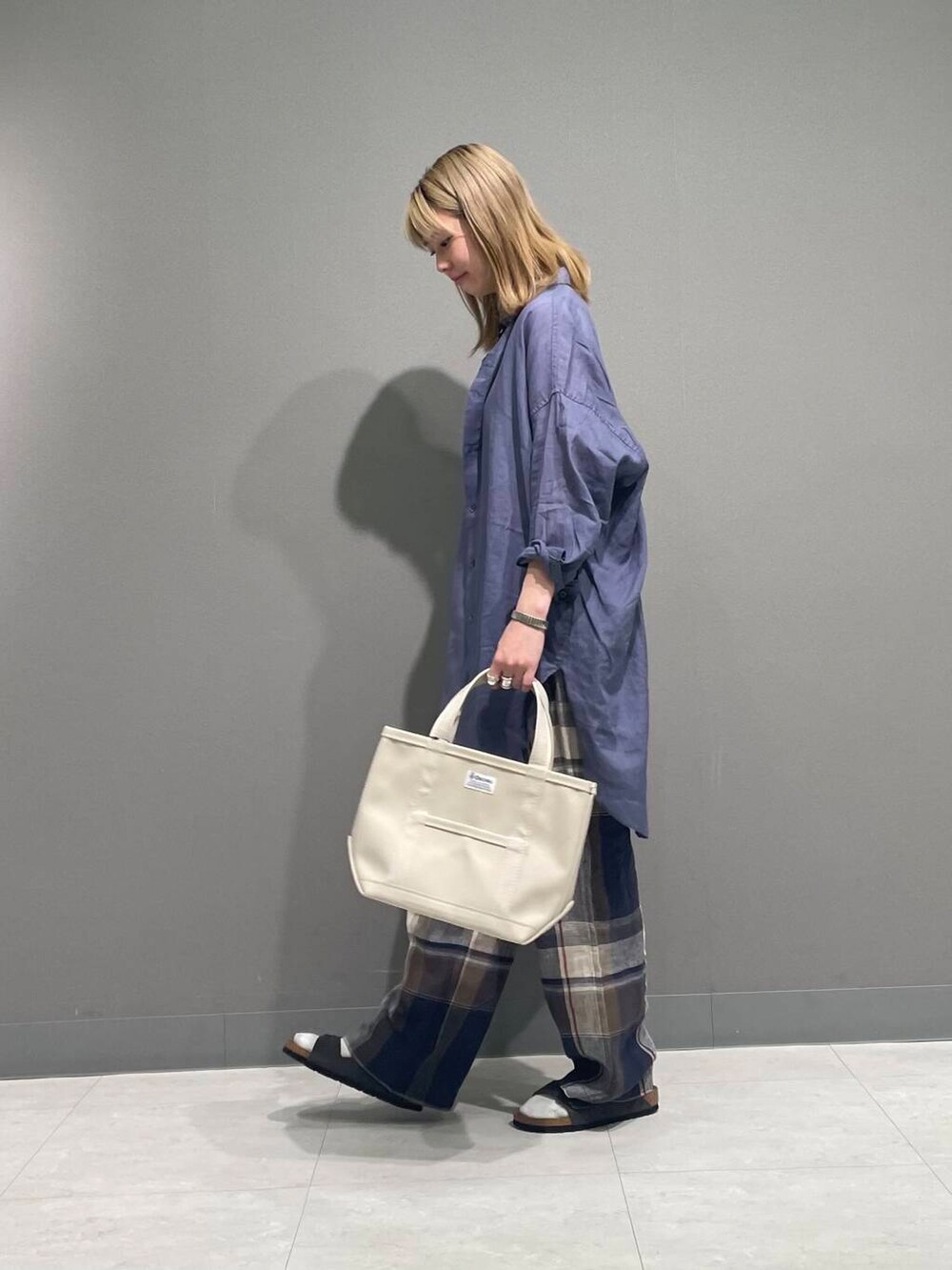 ブルー系のその他パンツ、ブルー系のシャツ/ブラウス、グレー系のサンダルを着用したレディースの春コーディネートの5枚目の写真