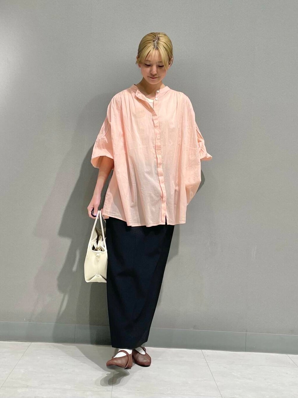 ホワイト系のショルダーバッグ、ピンク系のシャツ/ブラウスを着用したレディースの春コーディネートの5枚目の写真