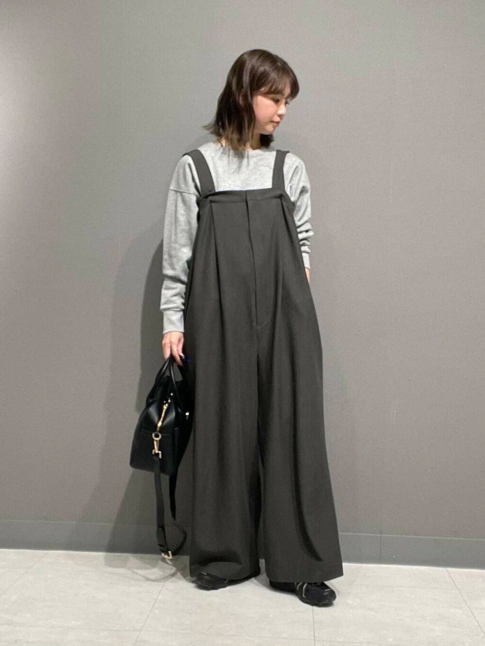 ブラック系のボストンバッグ、グレー系のサロペット/オーバーオール、グレー系のサロペット/オーバーオールを着用したレディースの冬コーディネートの3枚目の写真