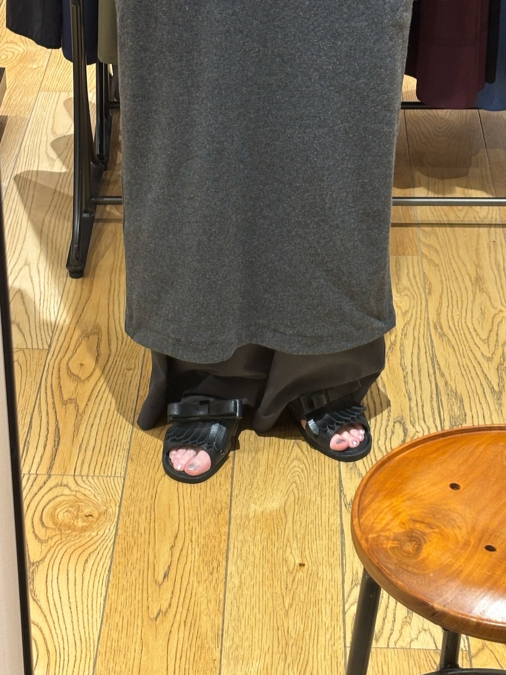 グレー系のワンピースを着用したレディースの夏コーディネートの3枚目の写真