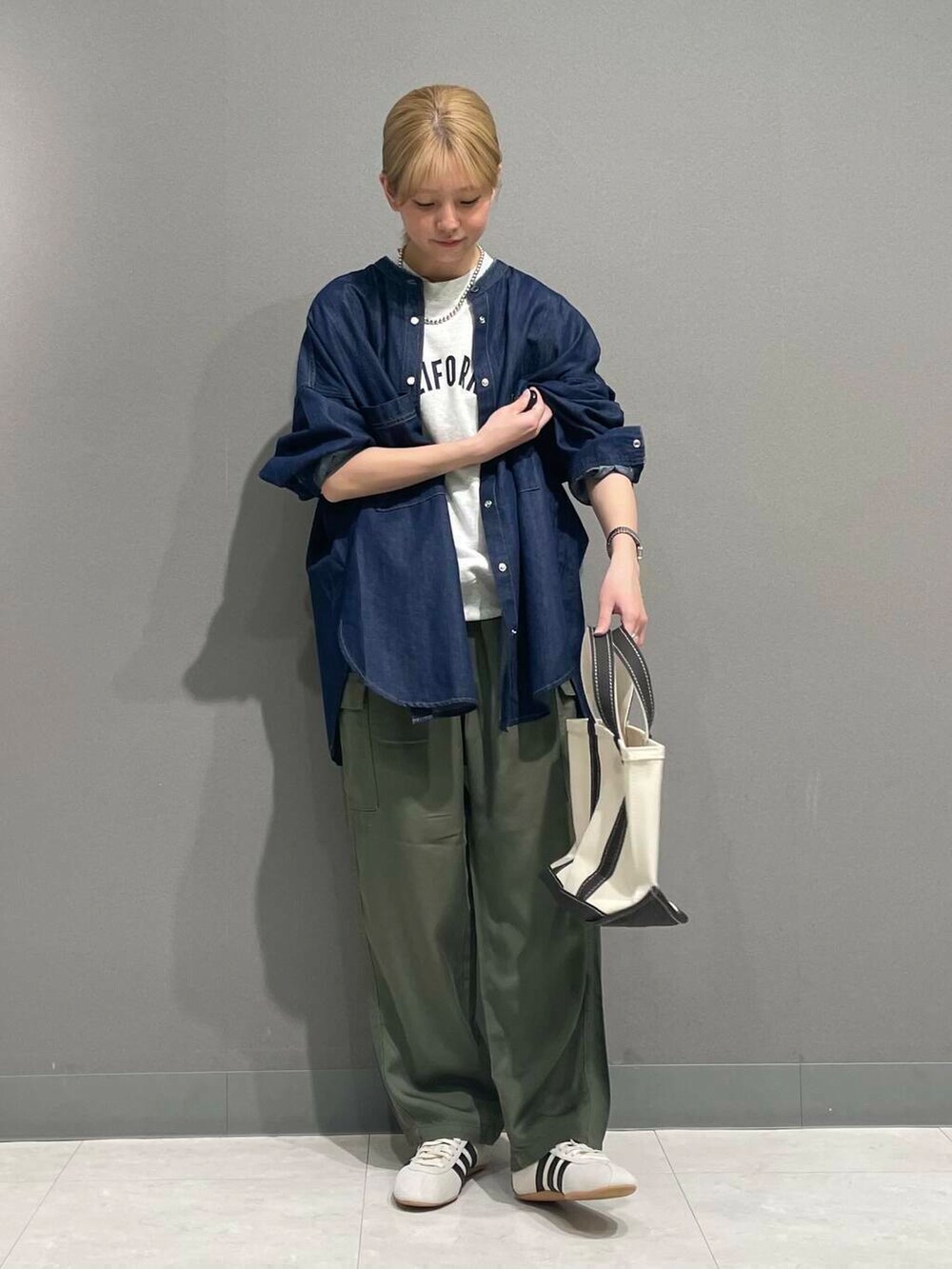 「アーバンリサーチ、カジュアルコーデ、スニーカーコーデ、アーバンリサーチドアーズ、デニムコーデ、doors、20代、ドアーズ、パンツコーデ、160cm、ミディアムヘア、骨格ナチュラル、ベーシックアイテムで作る最旬コーデ、骨格ナチュラル×カジュアル、私の推しデニムスタイル」｜「URBAN RESEARCHのdecor『デコール』　B Chou Chou（ヘアゴム、ホワイト系）」を使った、tskyuunaさん（レディース・160cm）の春コーディネートの8枚目の写真