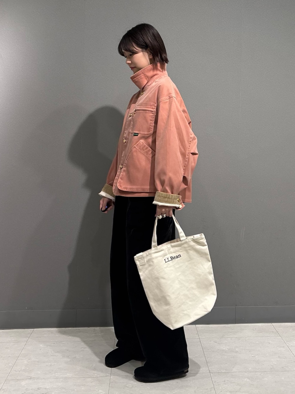 ベージュ系のテーラードジャケット、ベージュ系のショルダーバッグ、グレー系のTシャツ/カットソーを着用したレディースの冬コーディネートの5枚目の写真