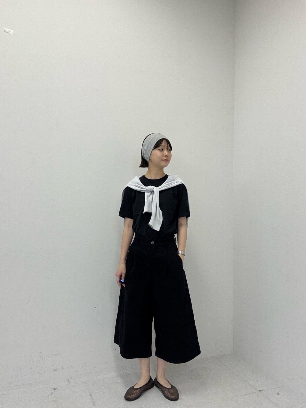 グレー系のカーディガン/ボレロ、ブラック系のTシャツ/カットソーを着用したレディースの夏コーディネートの4枚目の写真