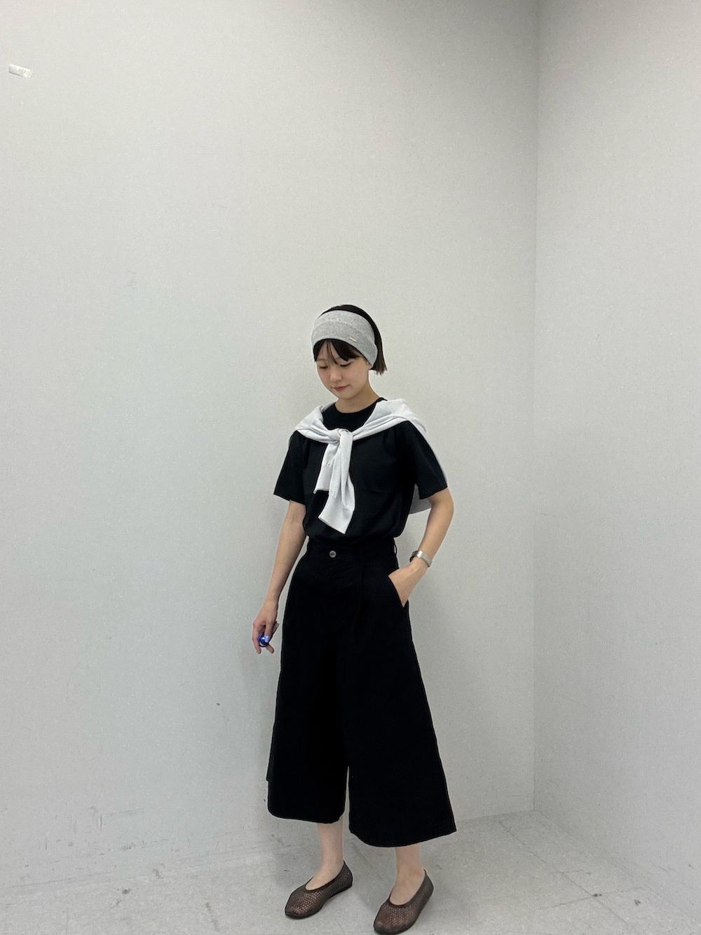 グレー系のカーディガン/ボレロ、ブラック系のTシャツ/カットソーを着用したレディースの夏コーディネートの3枚目の写真