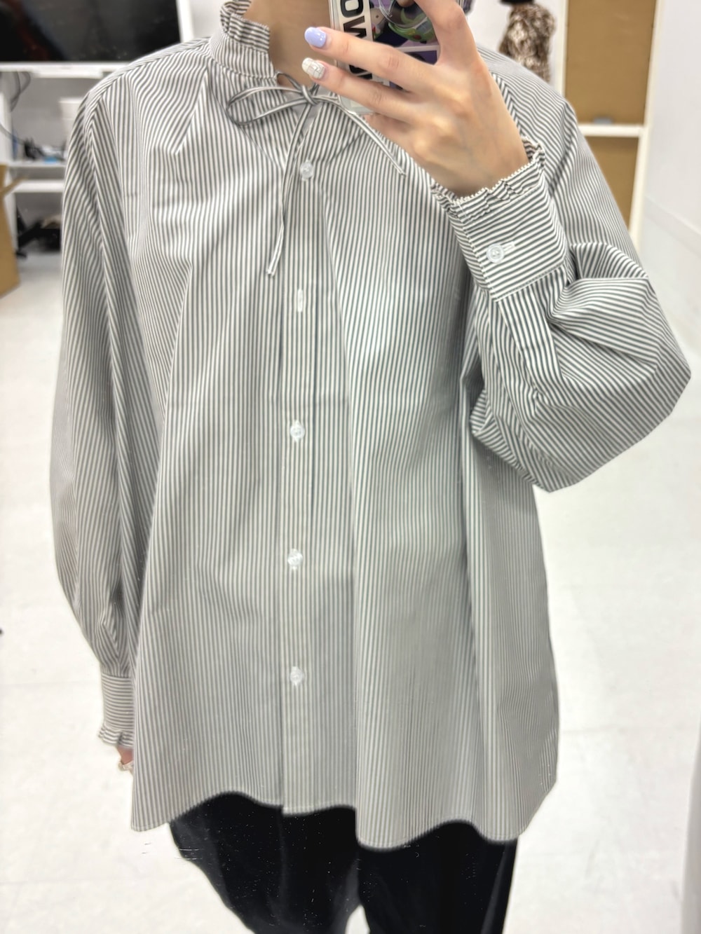 ブラック系のシャツ/ブラウス、ブラック系のその他パンツ、その他のバレエシューズを着用したレディースの夏コーディネートの5枚目の写真