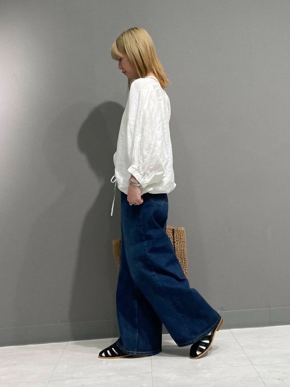 ブルー系のデニムパンツ、ホワイト系のシャツ/ブラウスを着用したレディースの春コーディネートの6枚目の写真